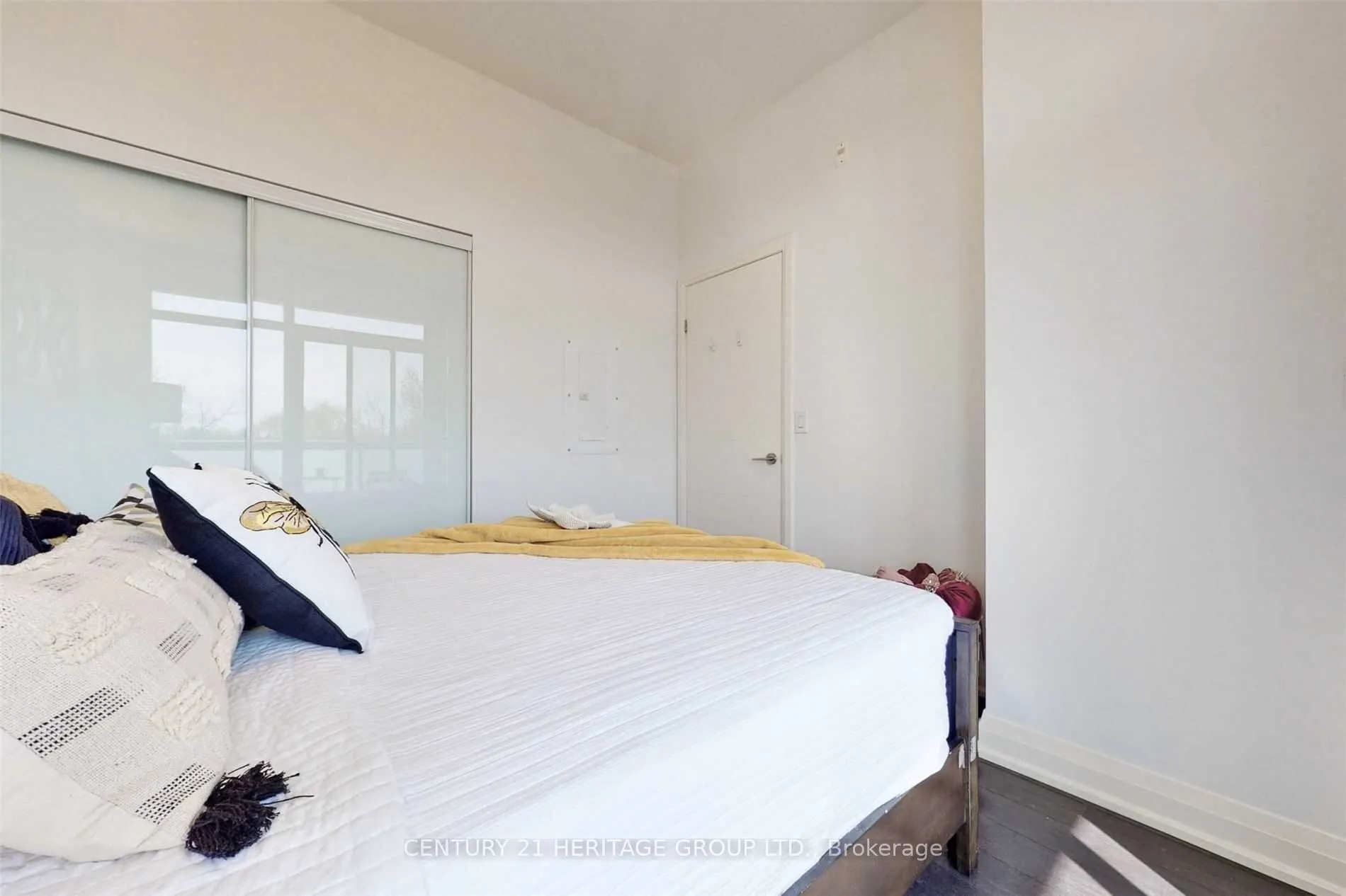 8763 Bayview Avenue N, #201