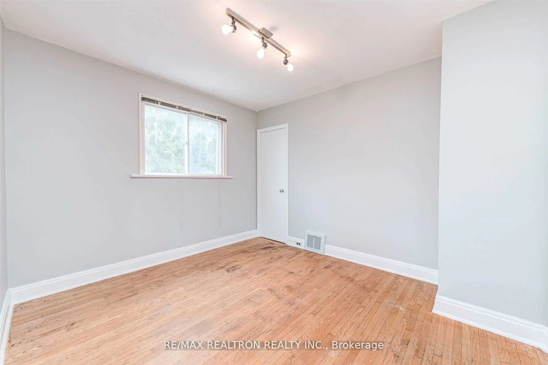 21 Yongeview Avenue