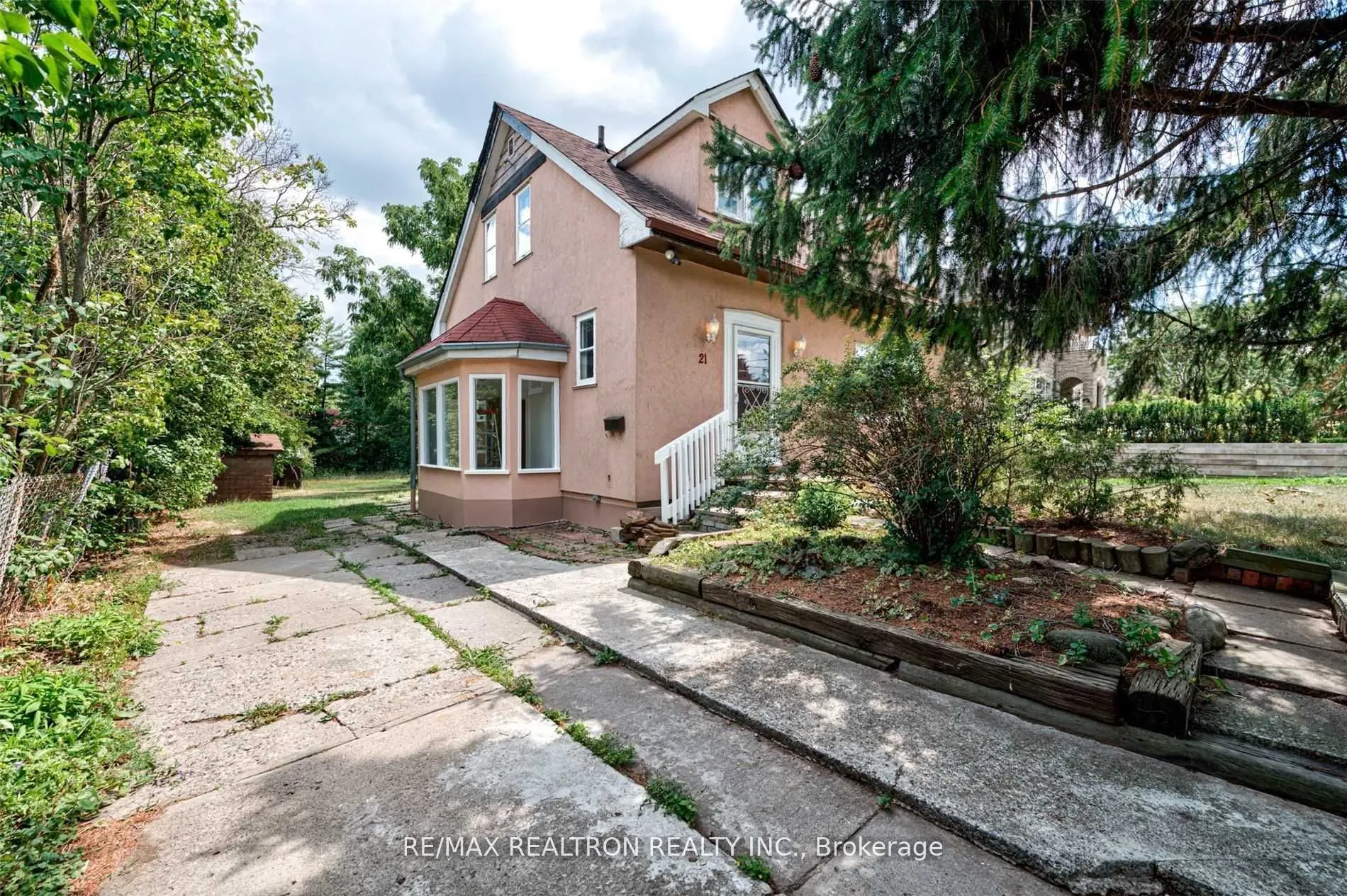 21 Yongeview Avenue