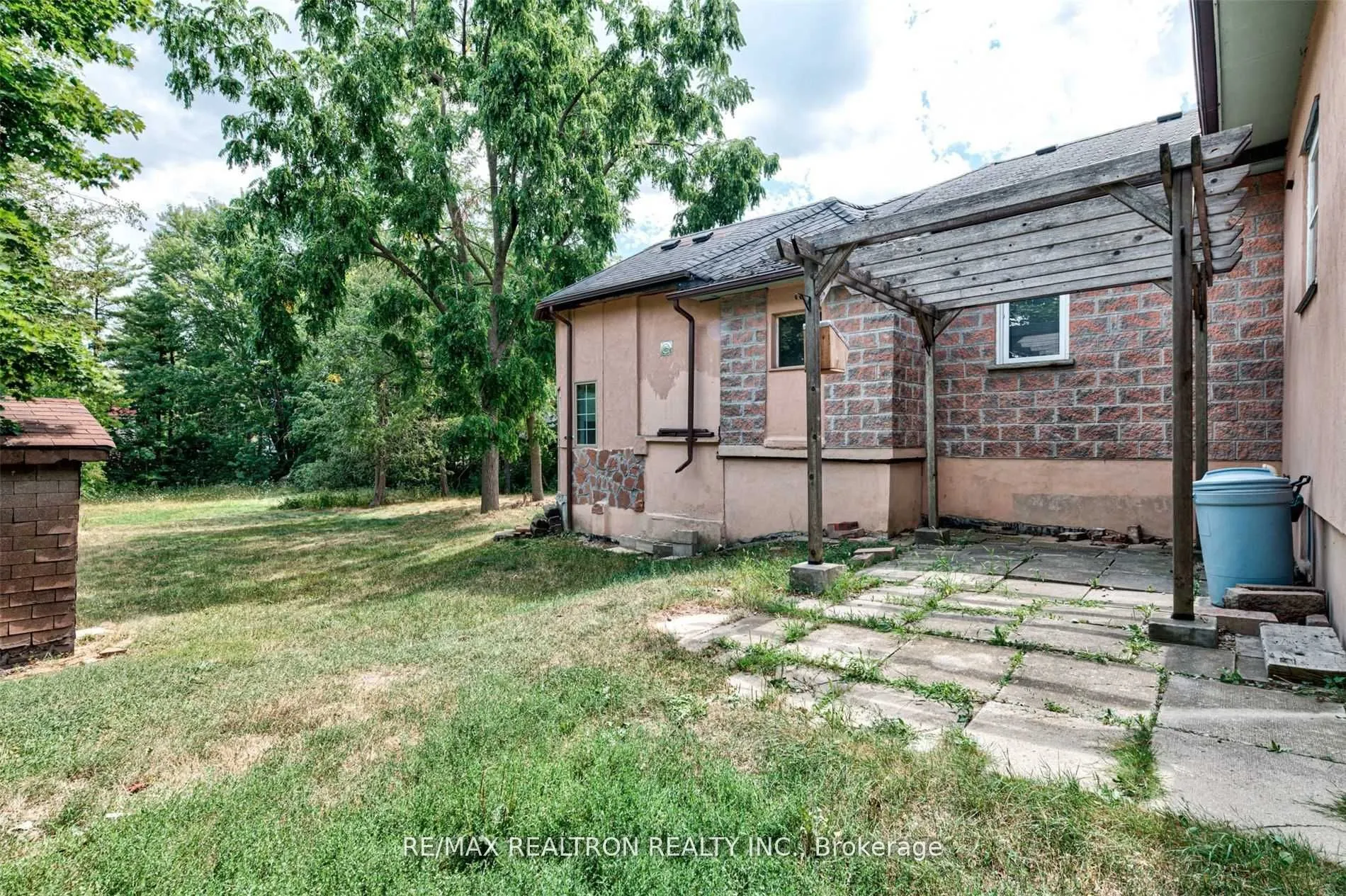21 Yongeview Avenue