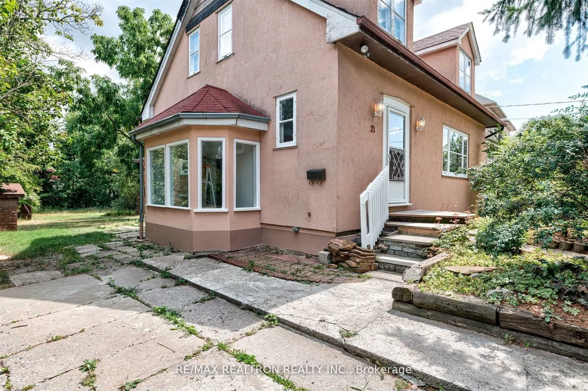 21 Yongeview Avenue