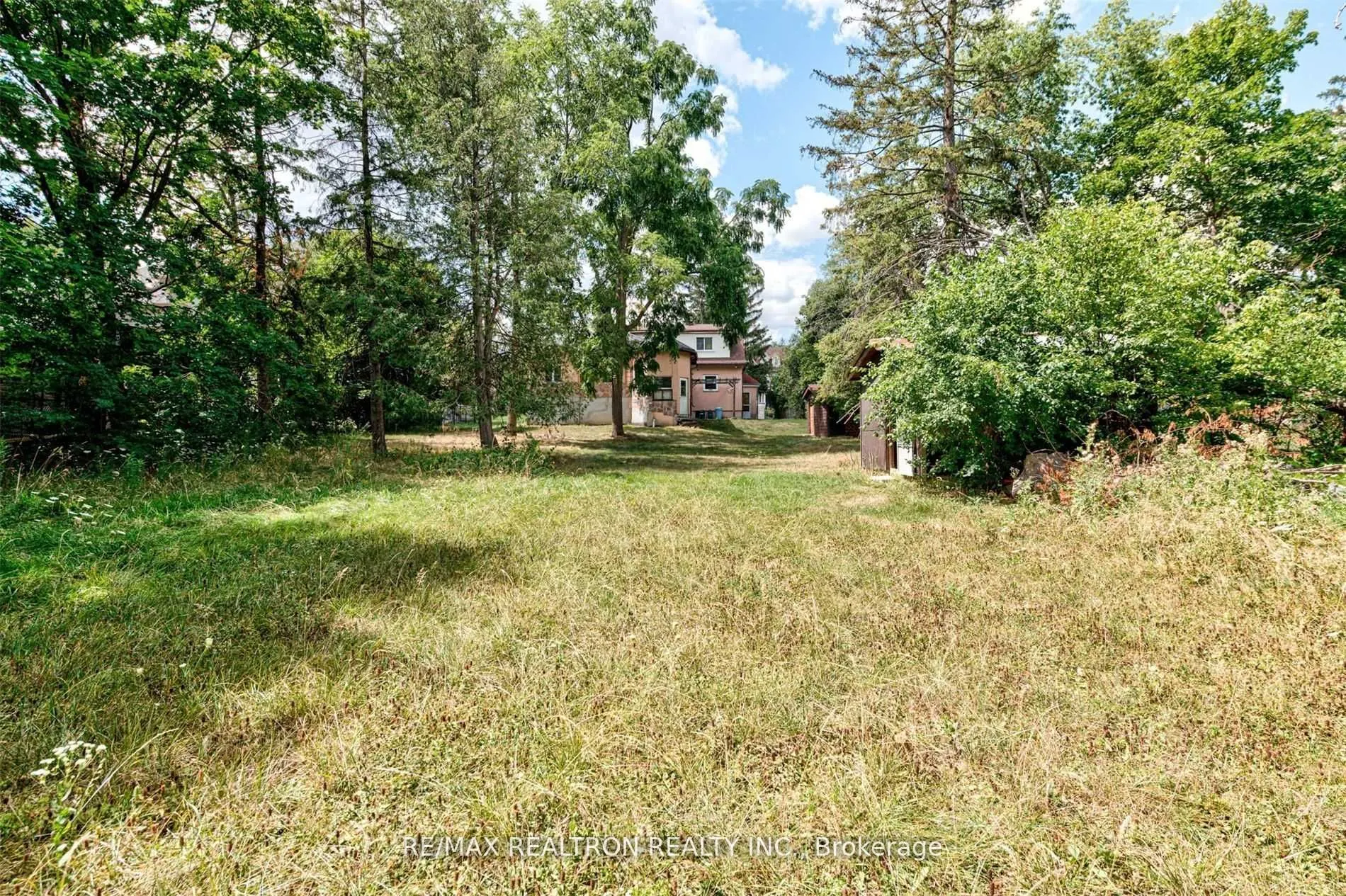 21 Yongeview Avenue