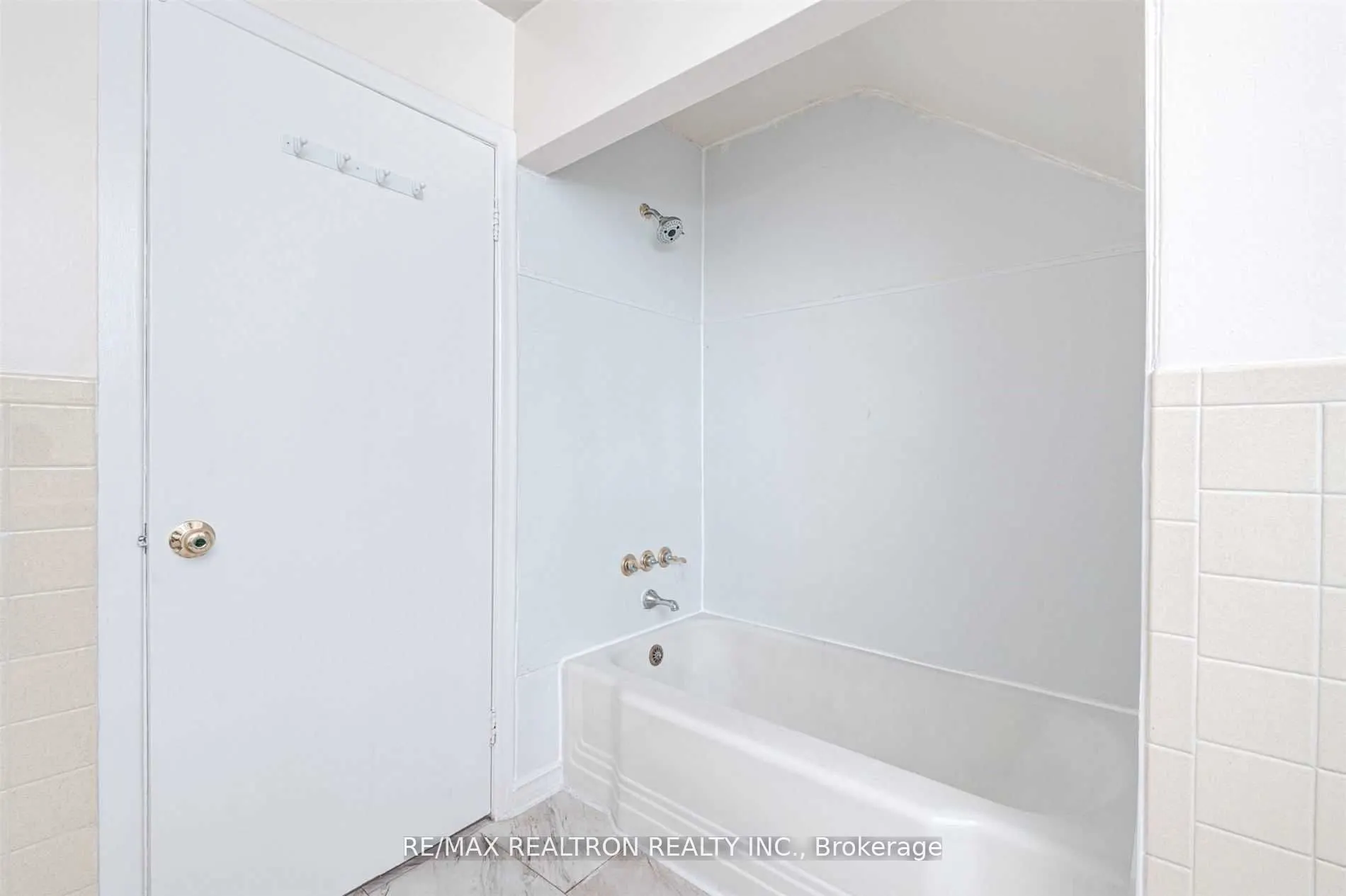 21 Yongeview Avenue