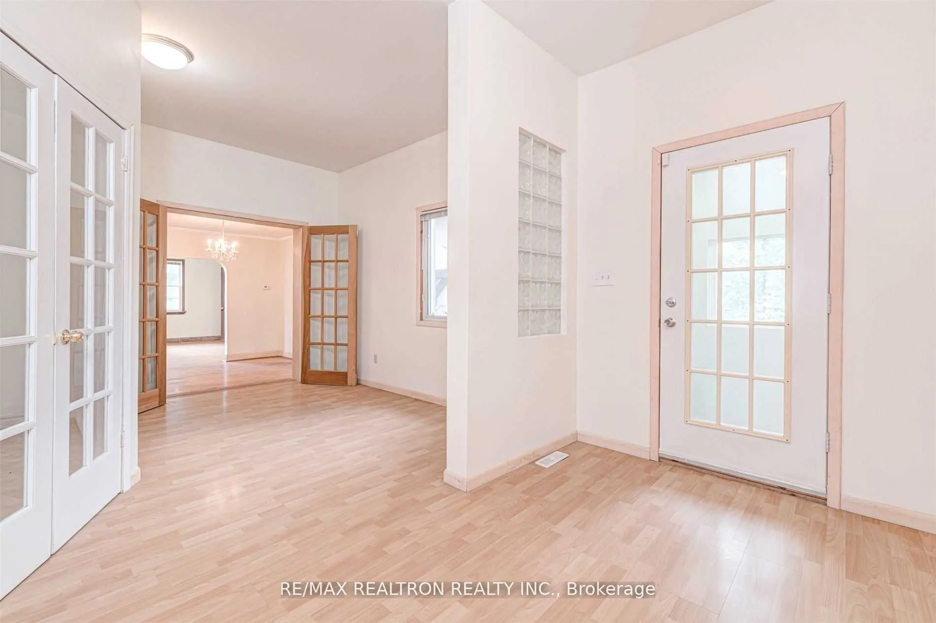 21 Yongeview Avenue
