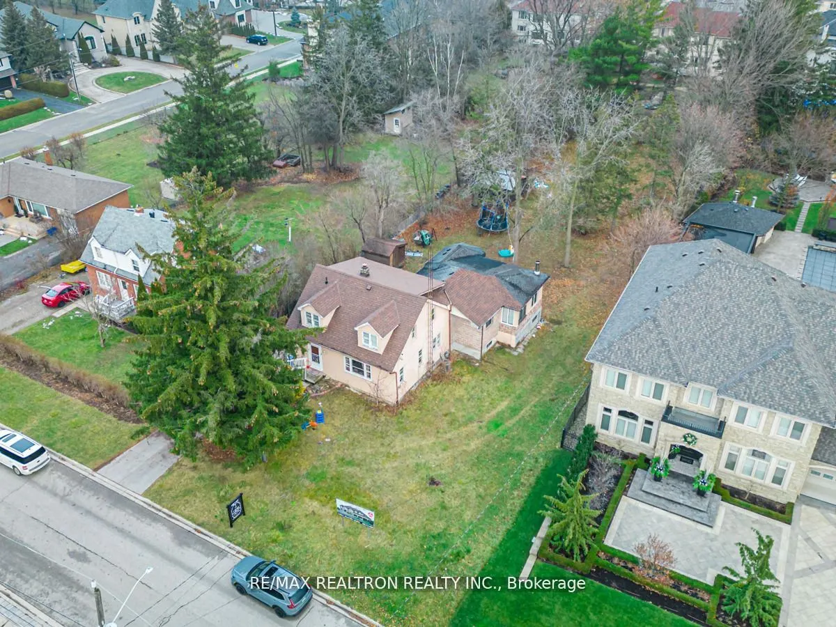 21 Yongeview Avenue
