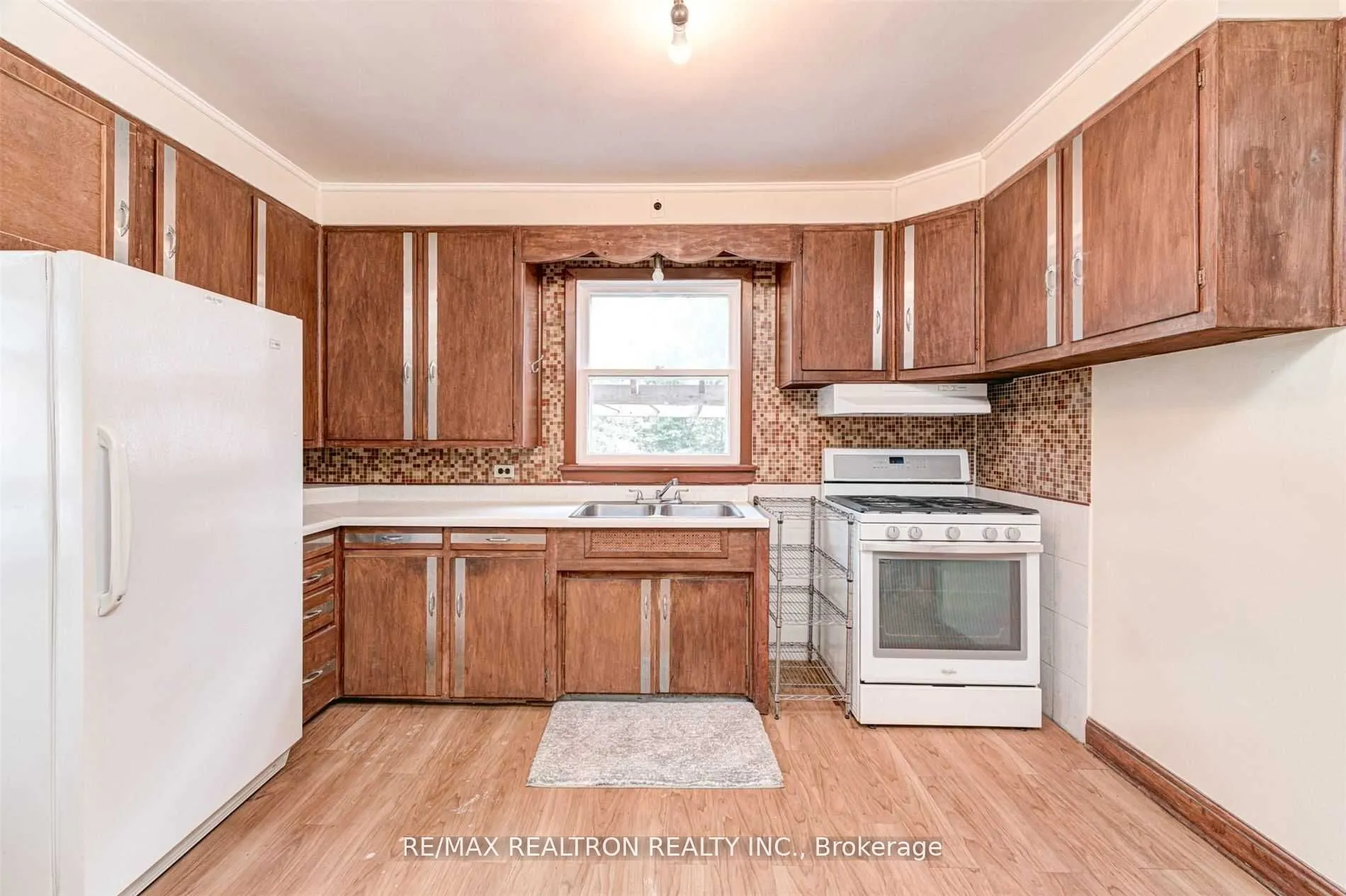 21 Yongeview Avenue