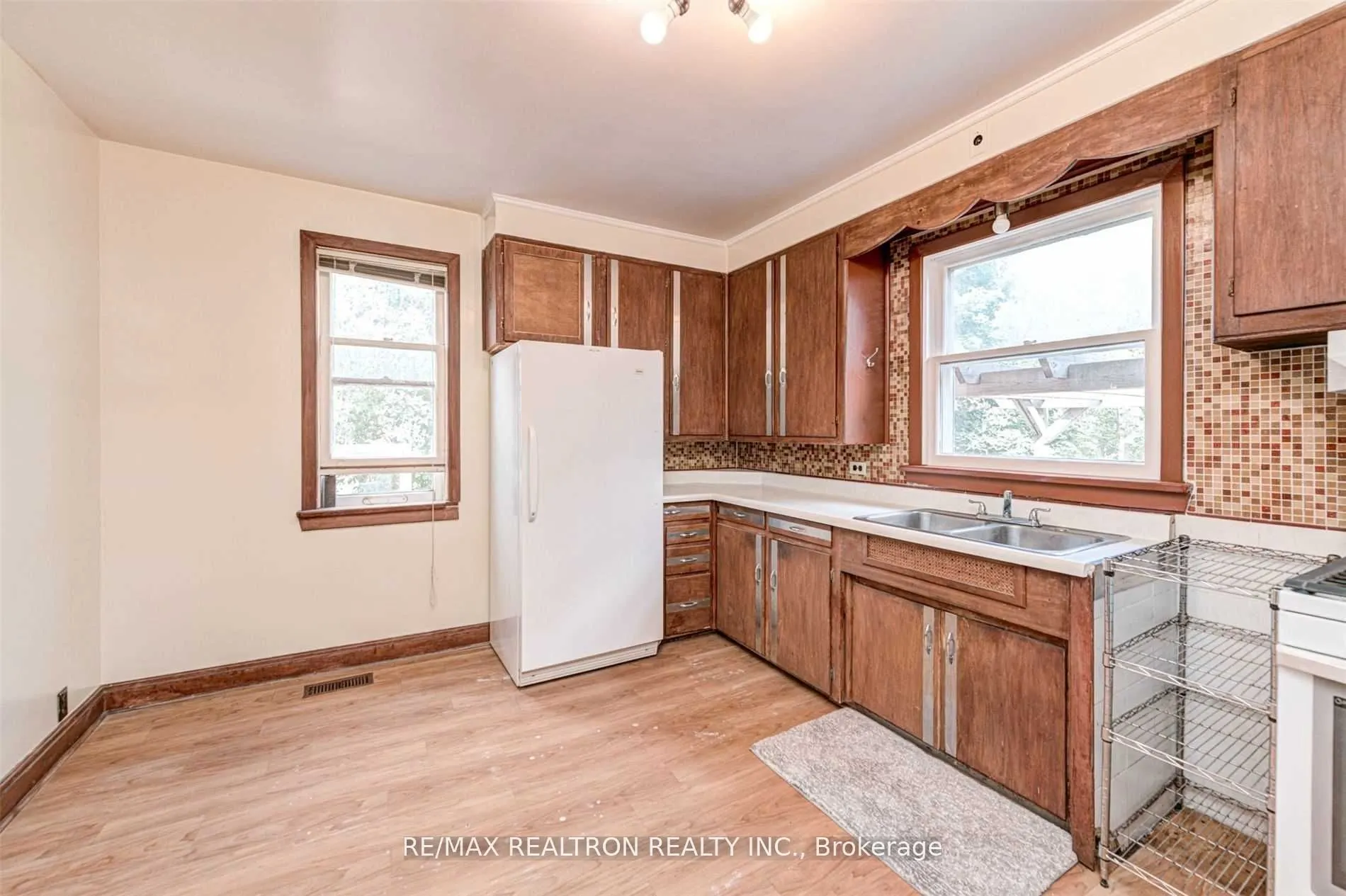 21 Yongeview Avenue