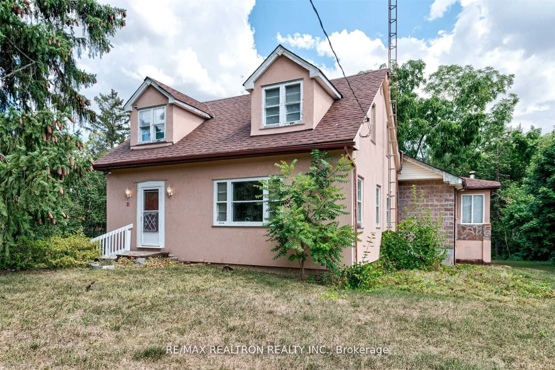 21 Yongeview Avenue