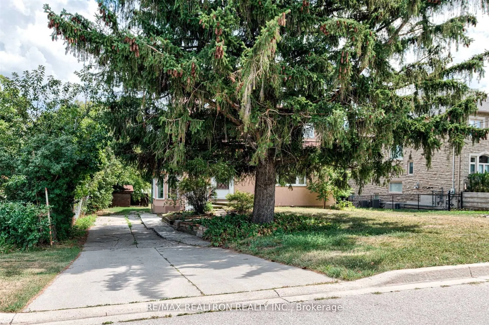 21 Yongeview Avenue