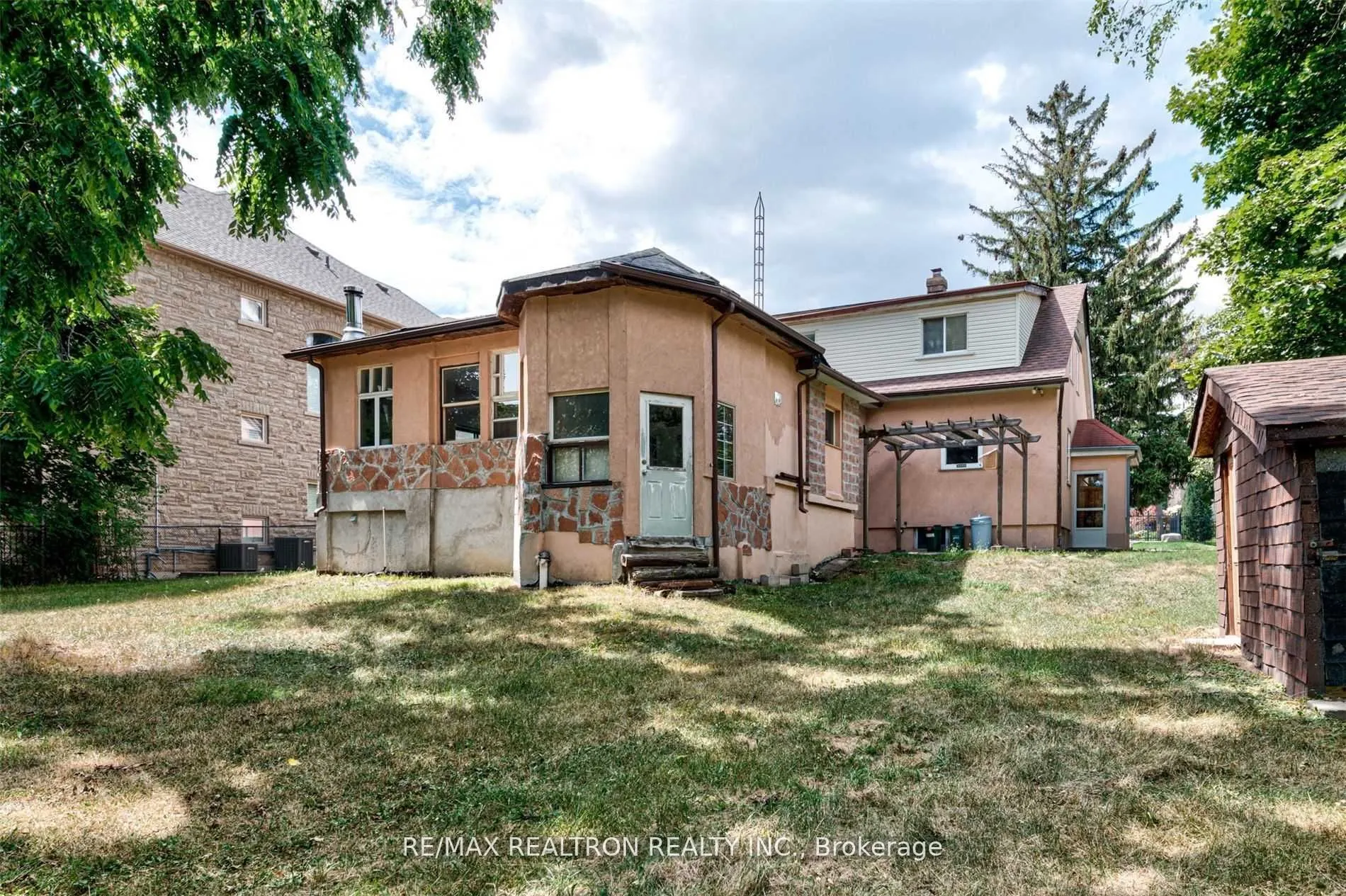 21 Yongeview Avenue