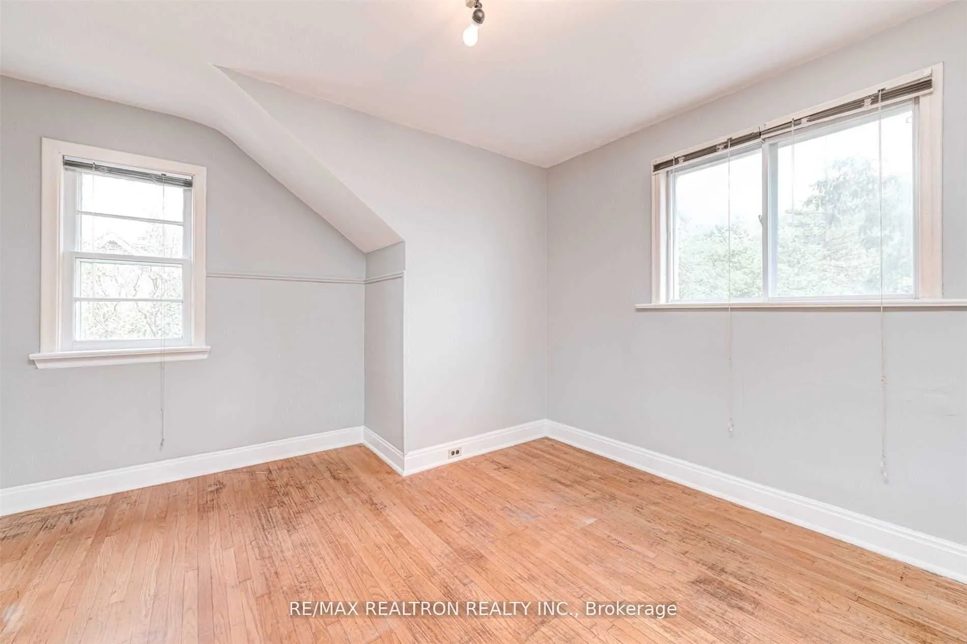 21 Yongeview Avenue