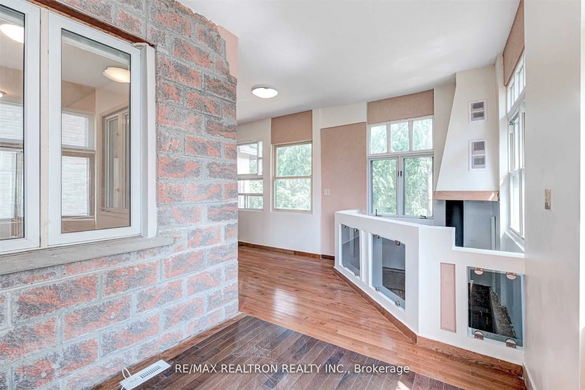 21 Yongeview Avenue