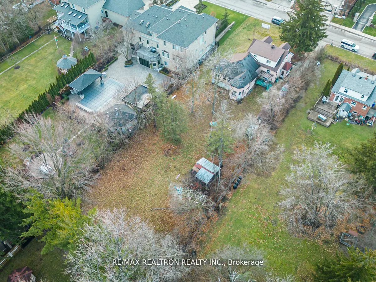 21 Yongeview Avenue