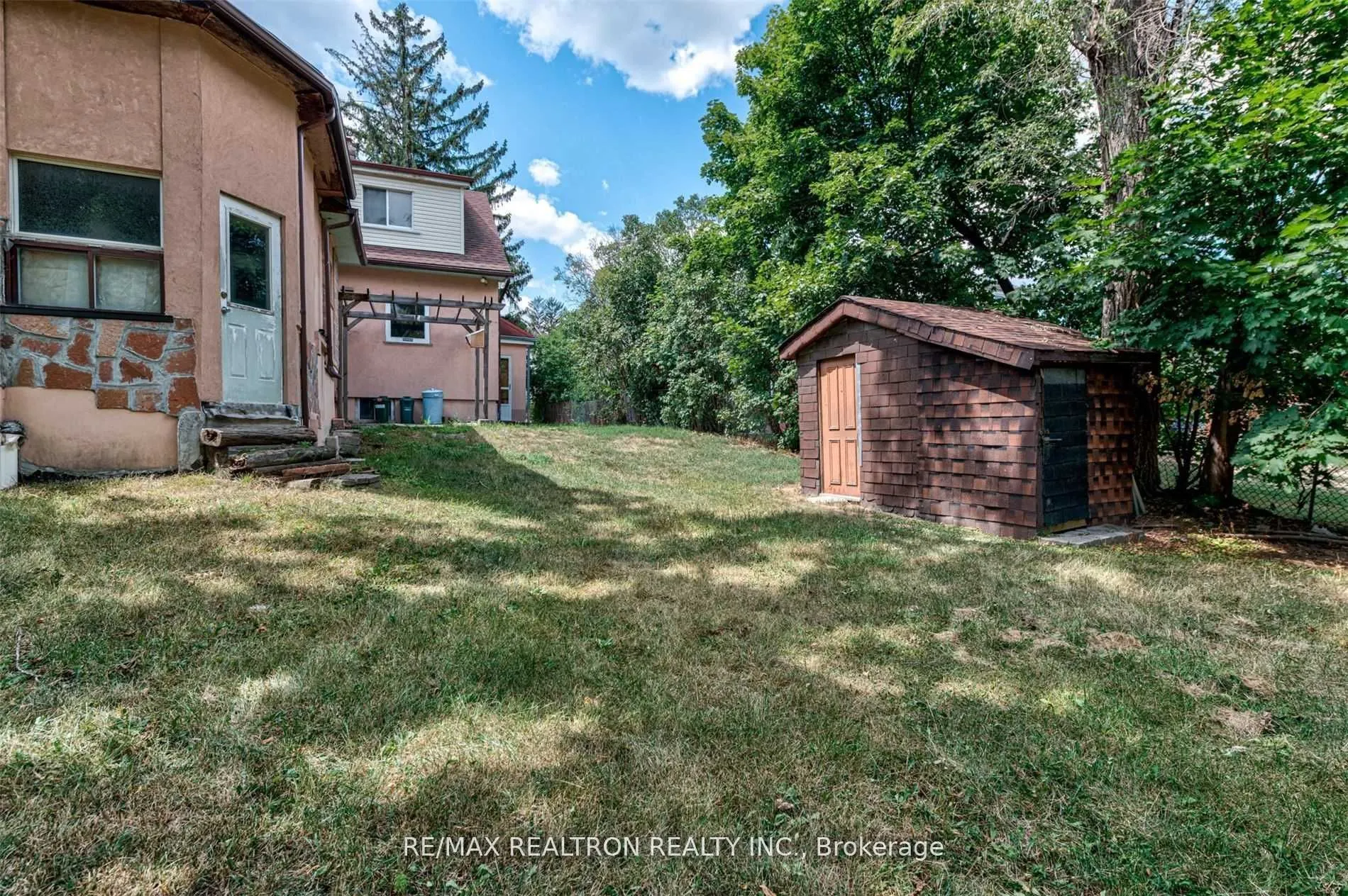 21 Yongeview Avenue