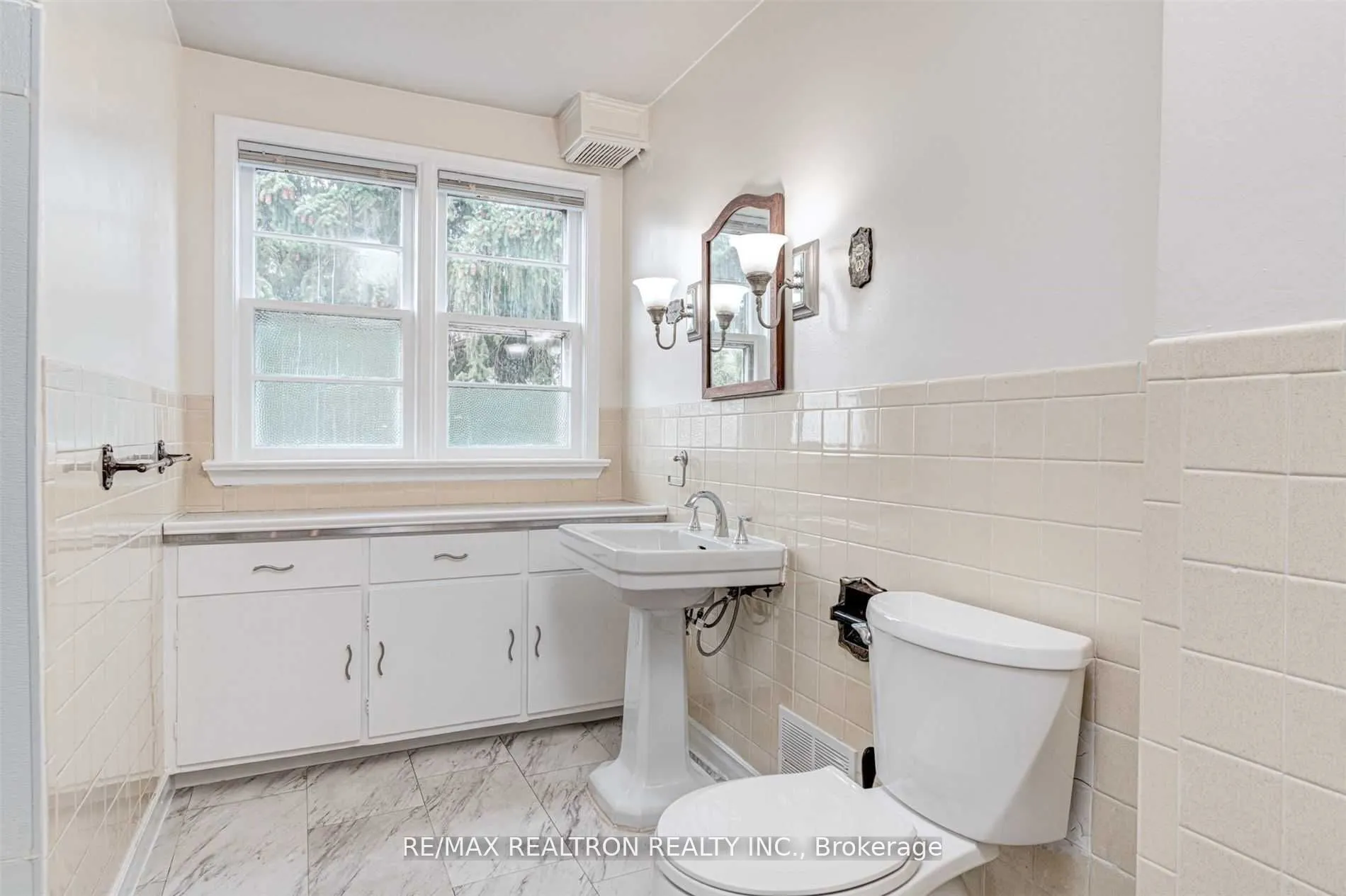 21 Yongeview Avenue