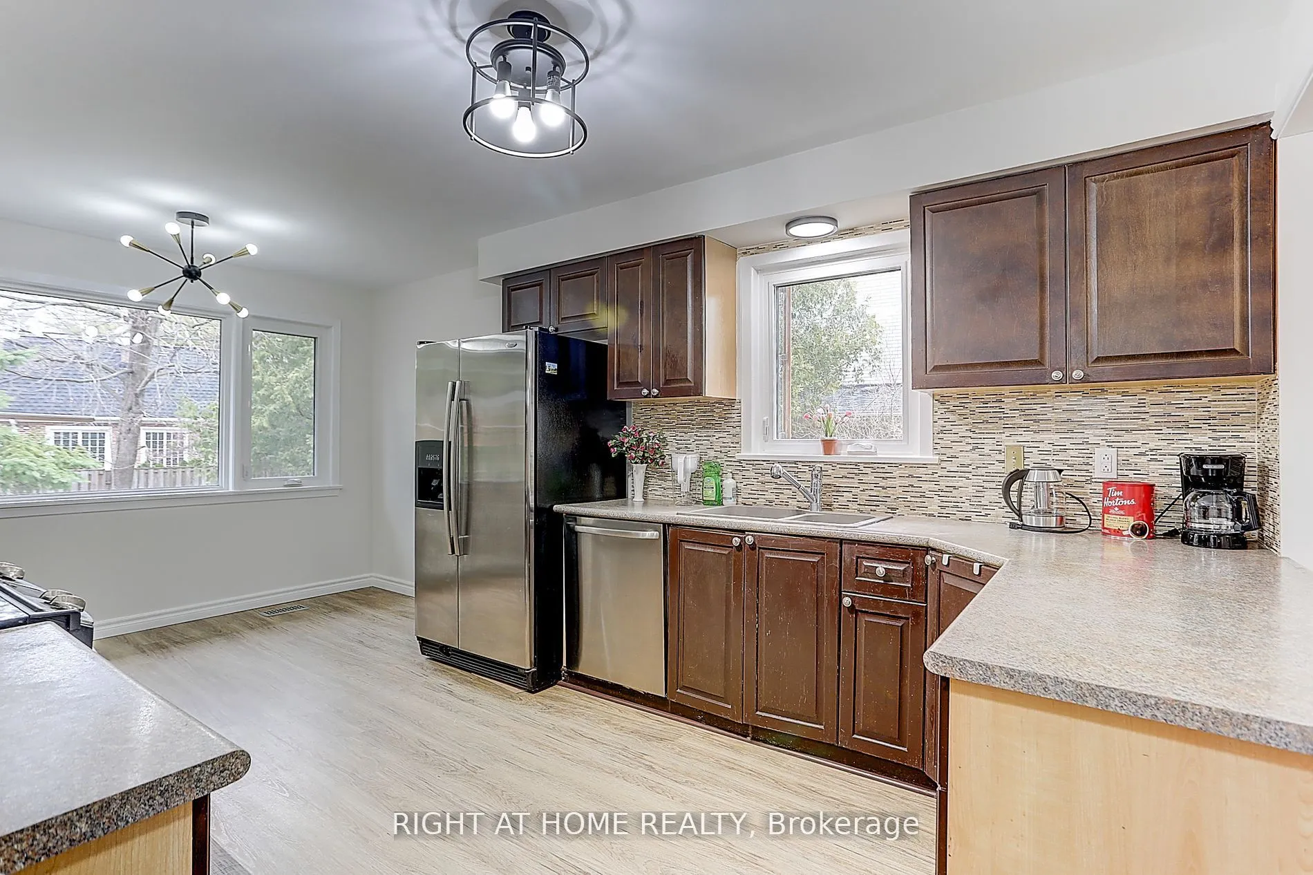 216 Steeles Avenue E