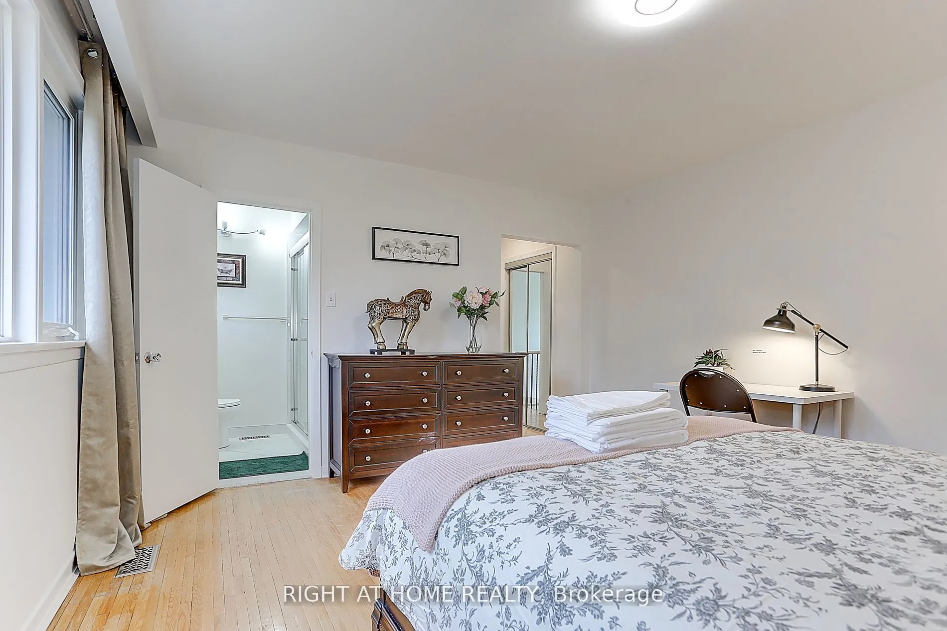 216 Steeles Avenue E