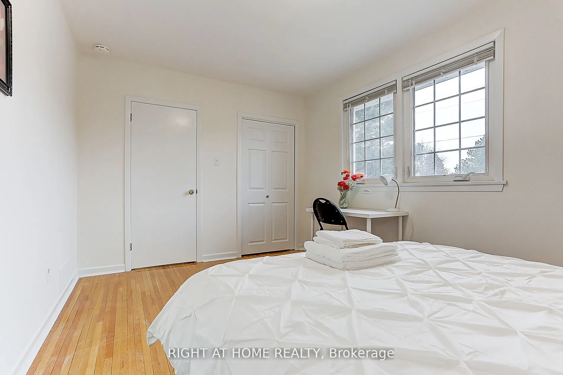 216 Steeles Avenue E