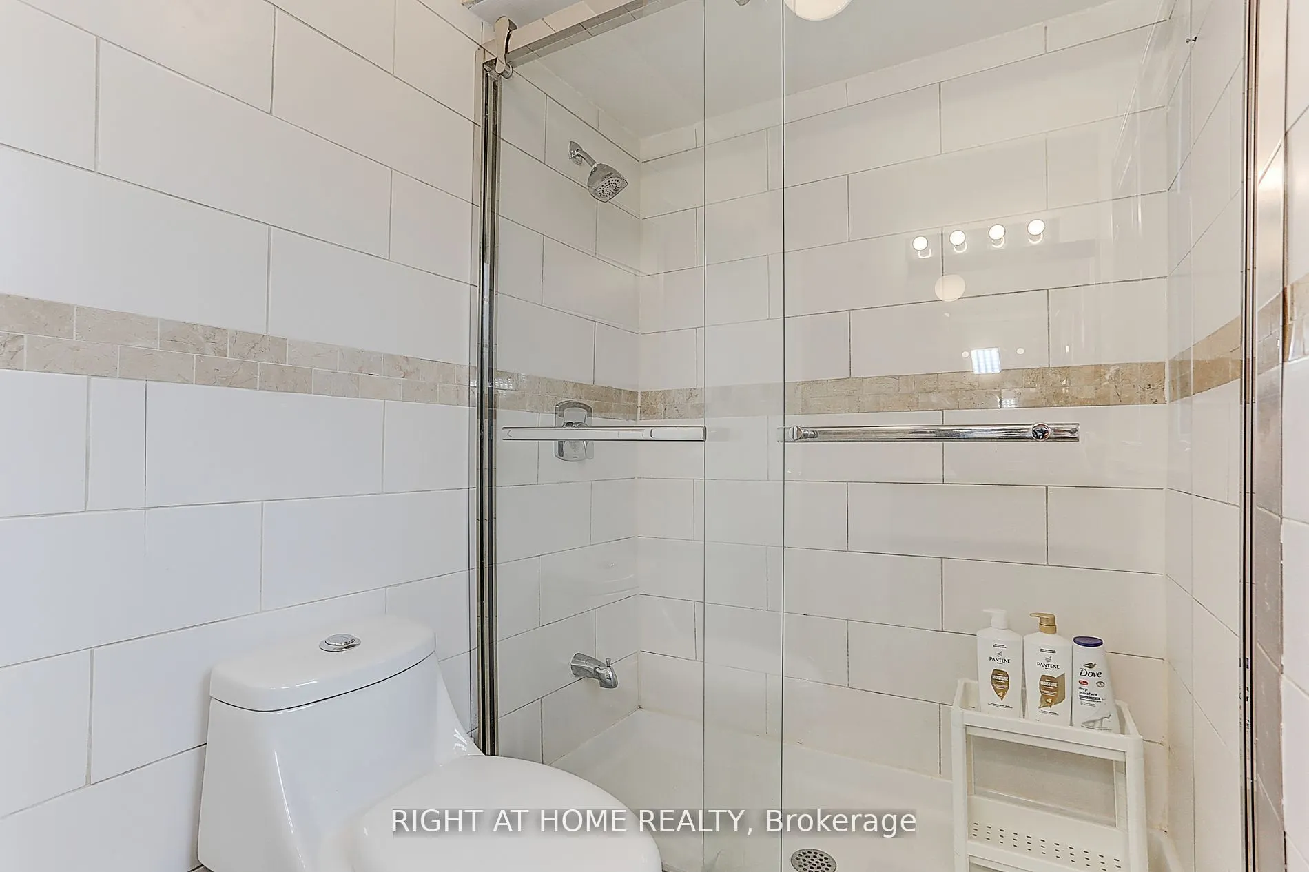 216 Steeles Avenue E