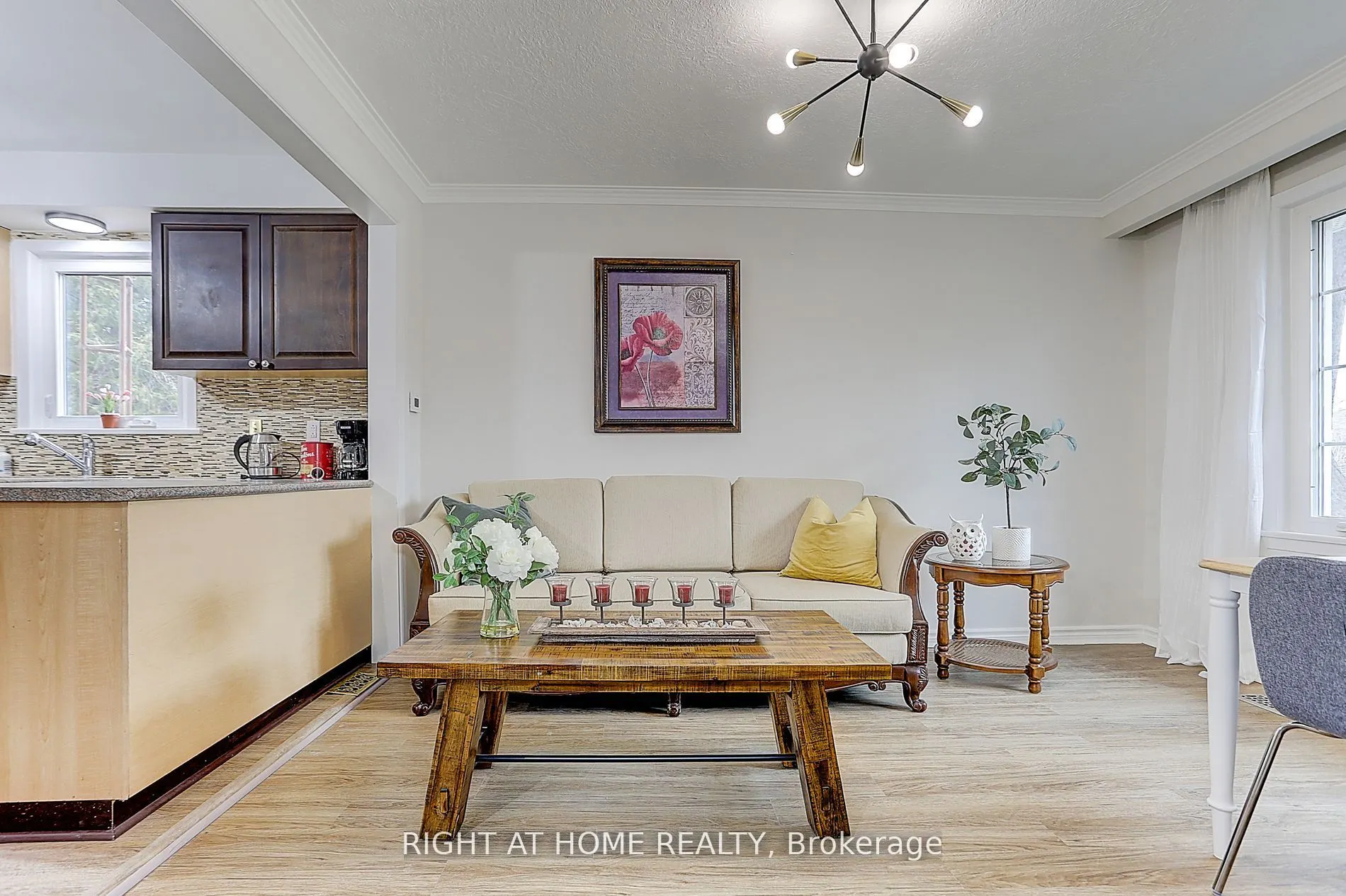 216 Steeles Avenue E