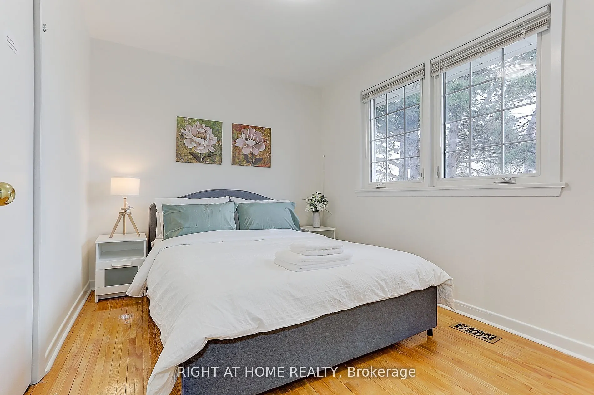 216 Steeles Avenue E