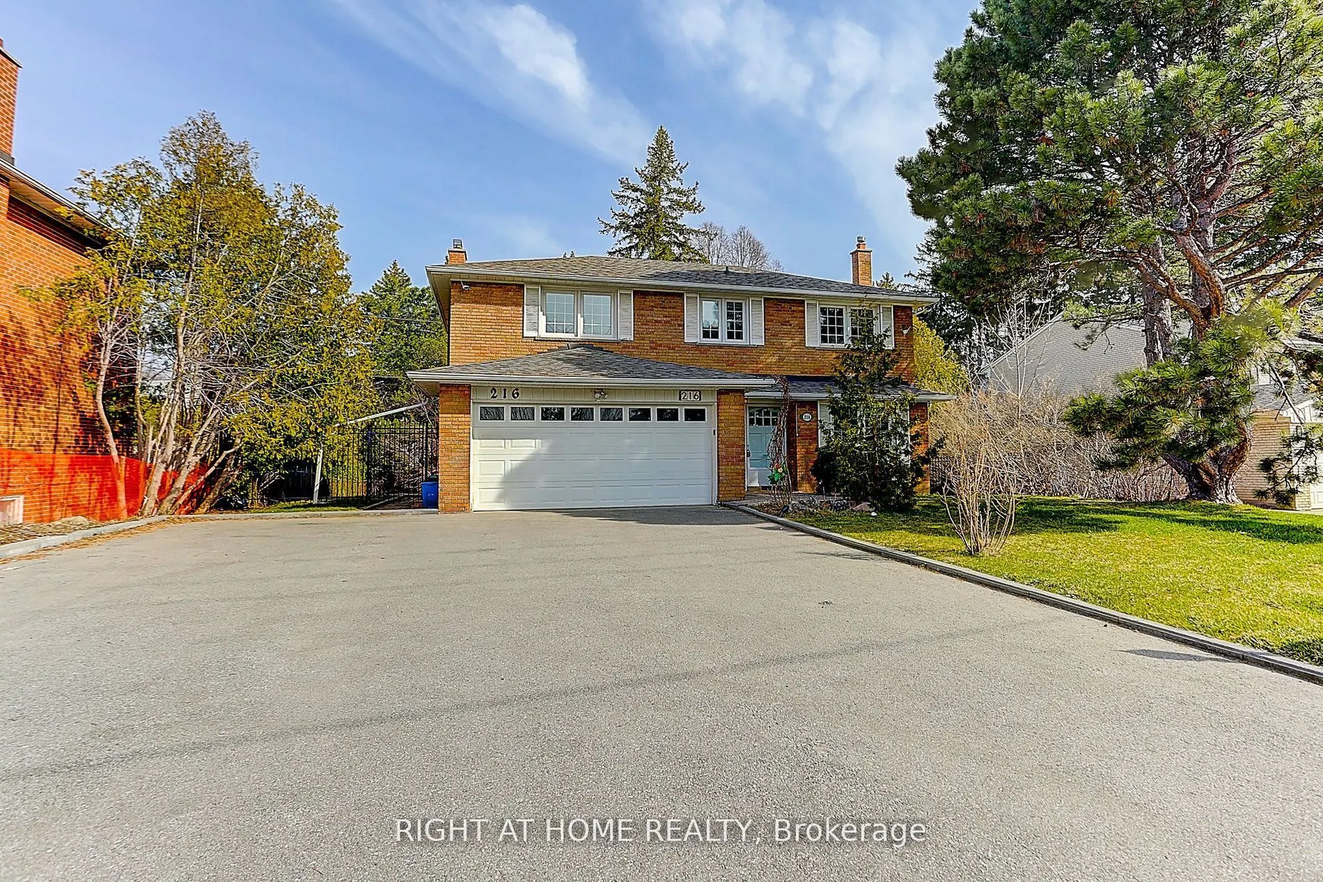 216 Steeles Avenue E