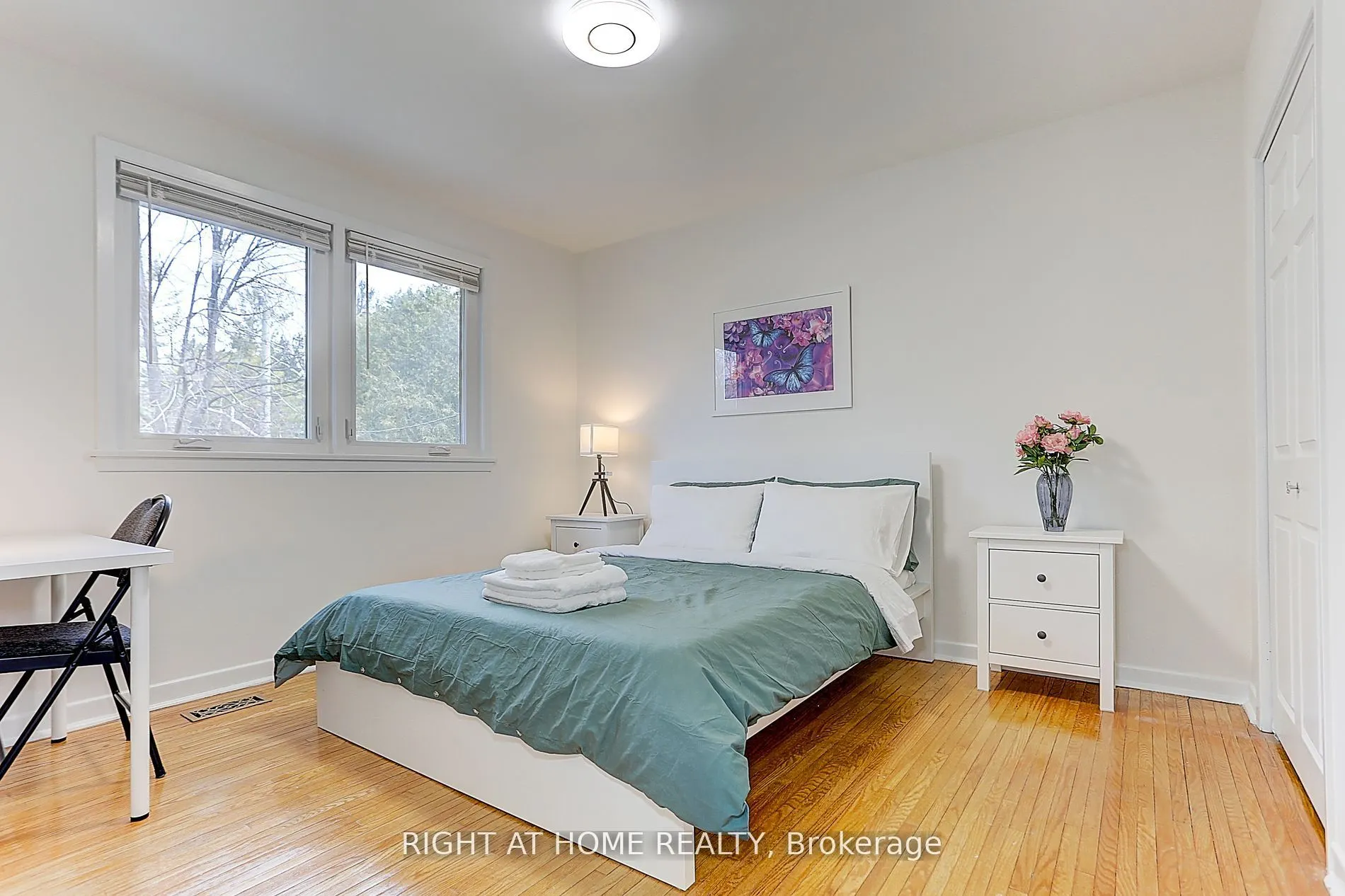 216 Steeles Avenue E