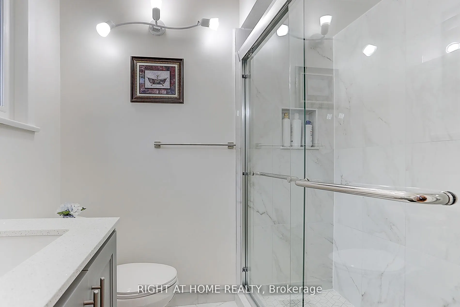 216 Steeles Avenue E