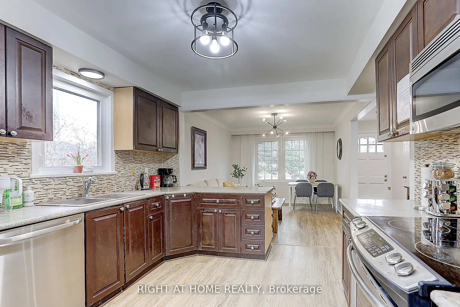 216 Steeles Avenue E