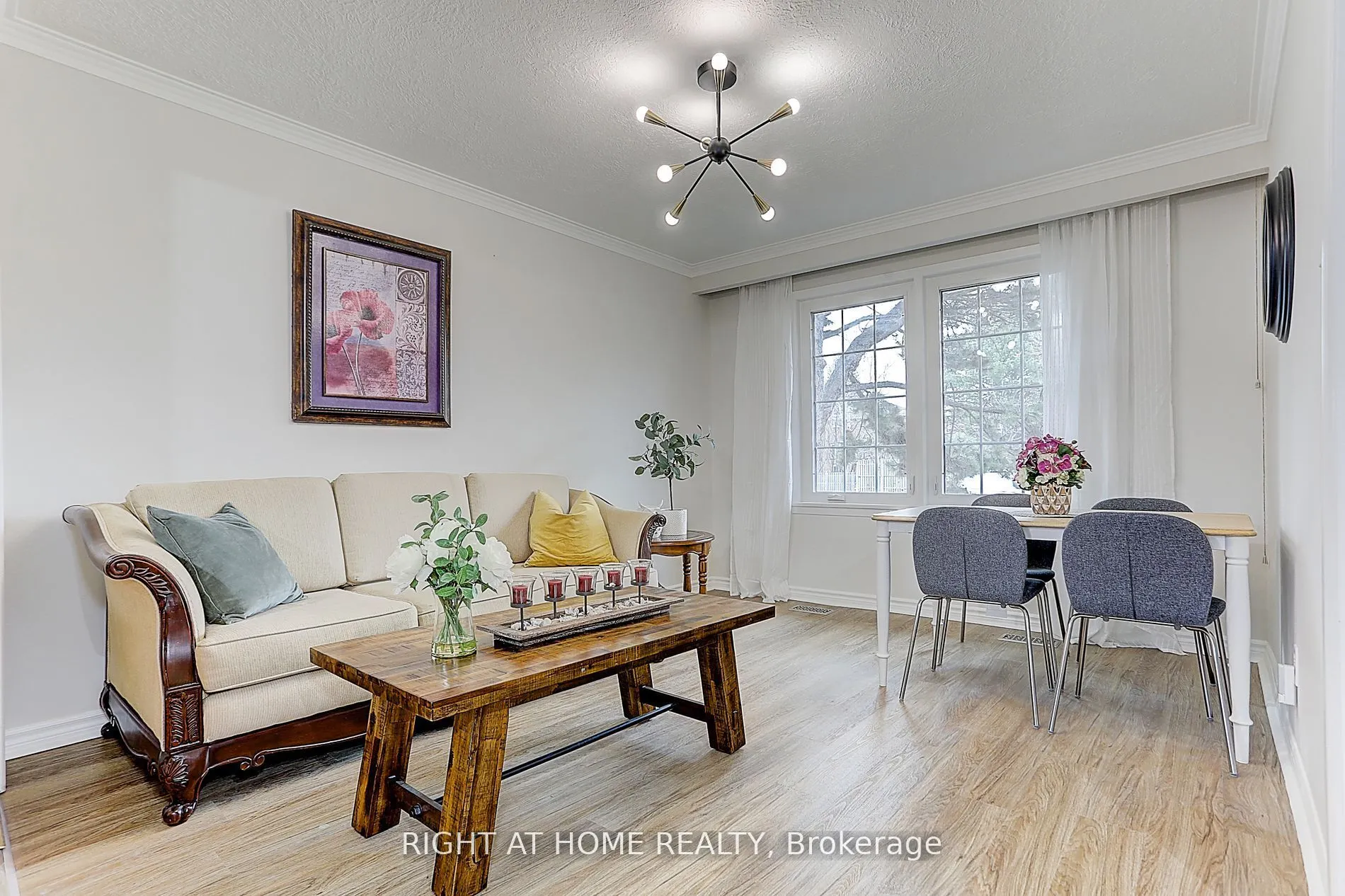 216 Steeles Avenue E