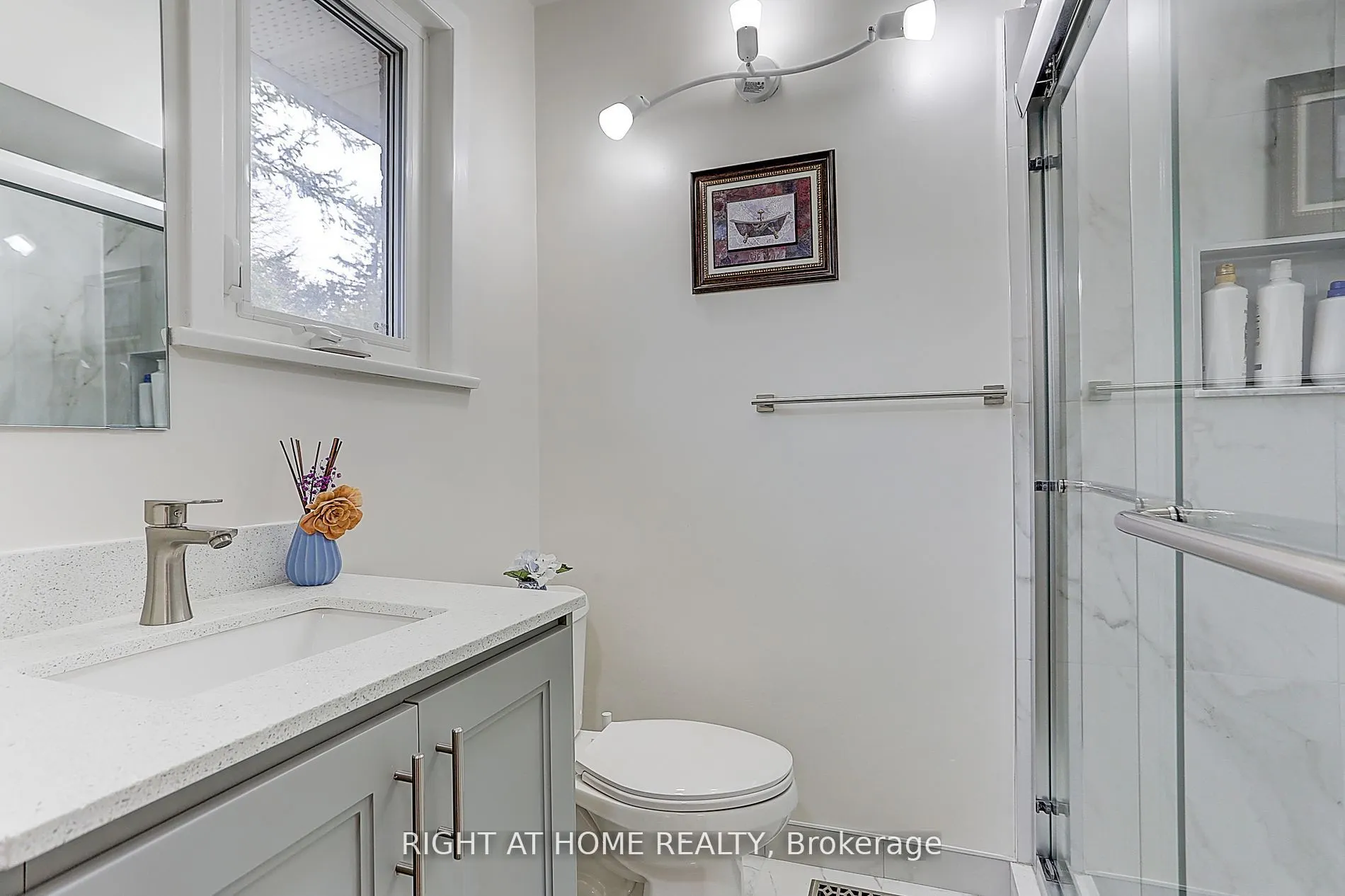 216 Steeles Avenue E