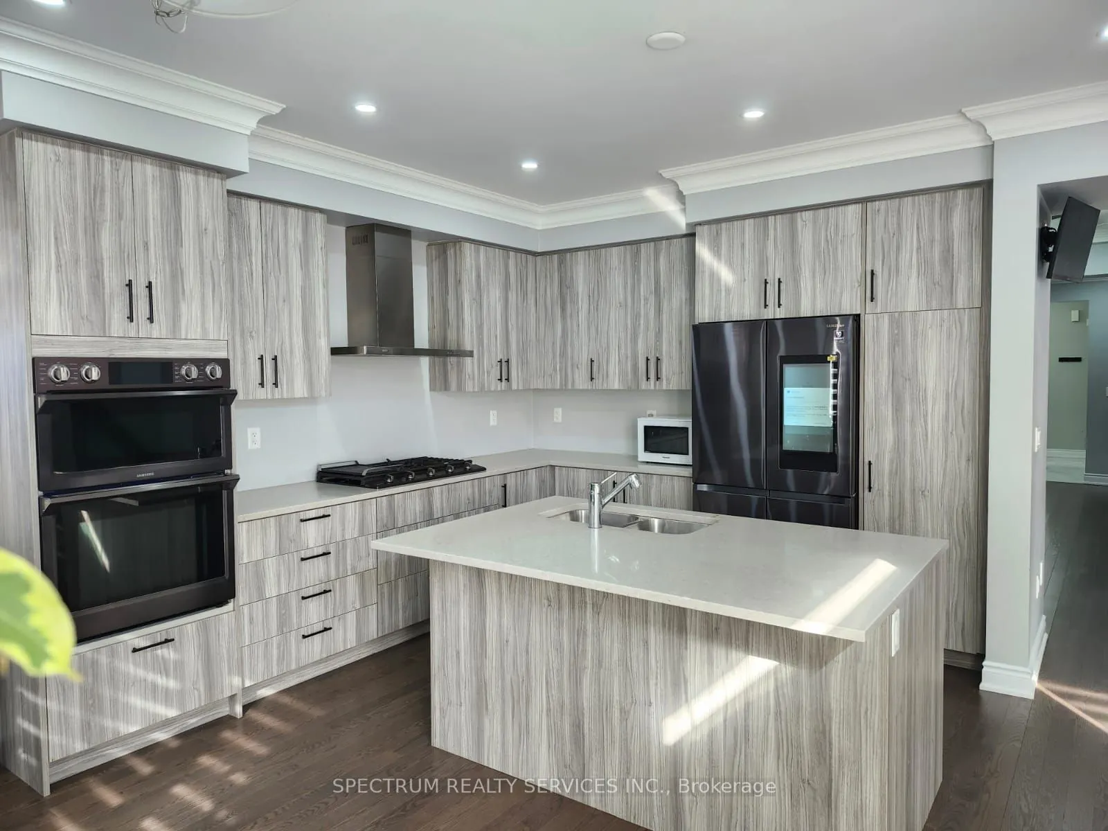 111 Scarlet Way