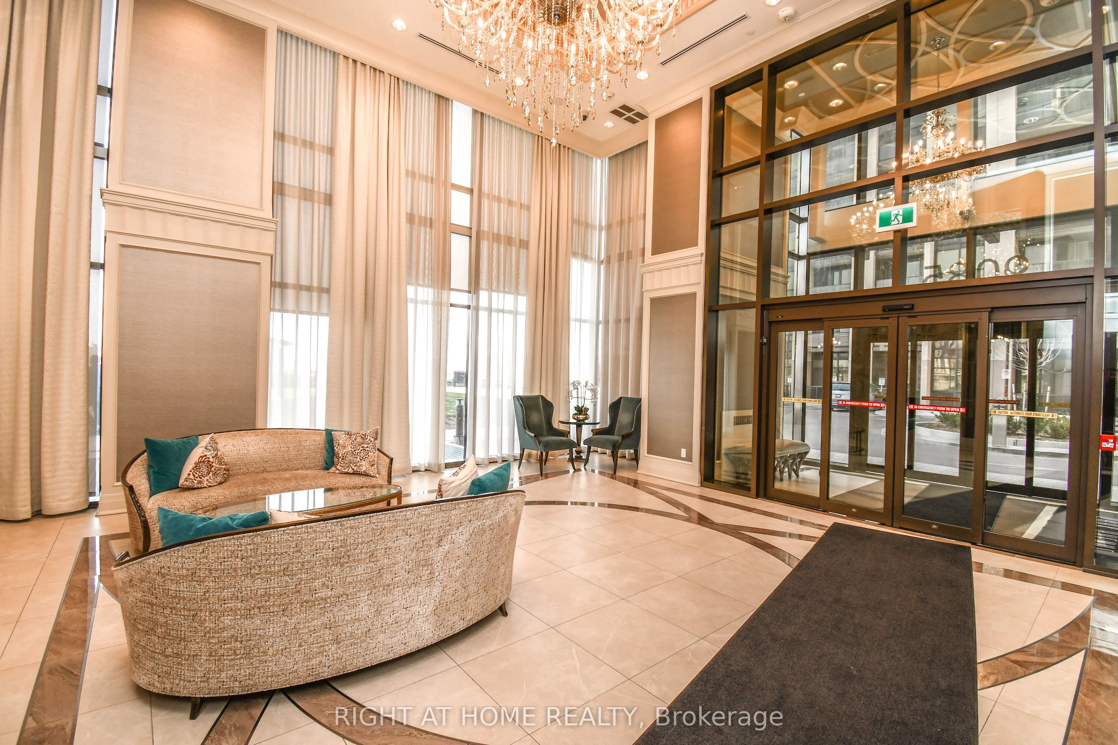 9085 Jane Street, #811