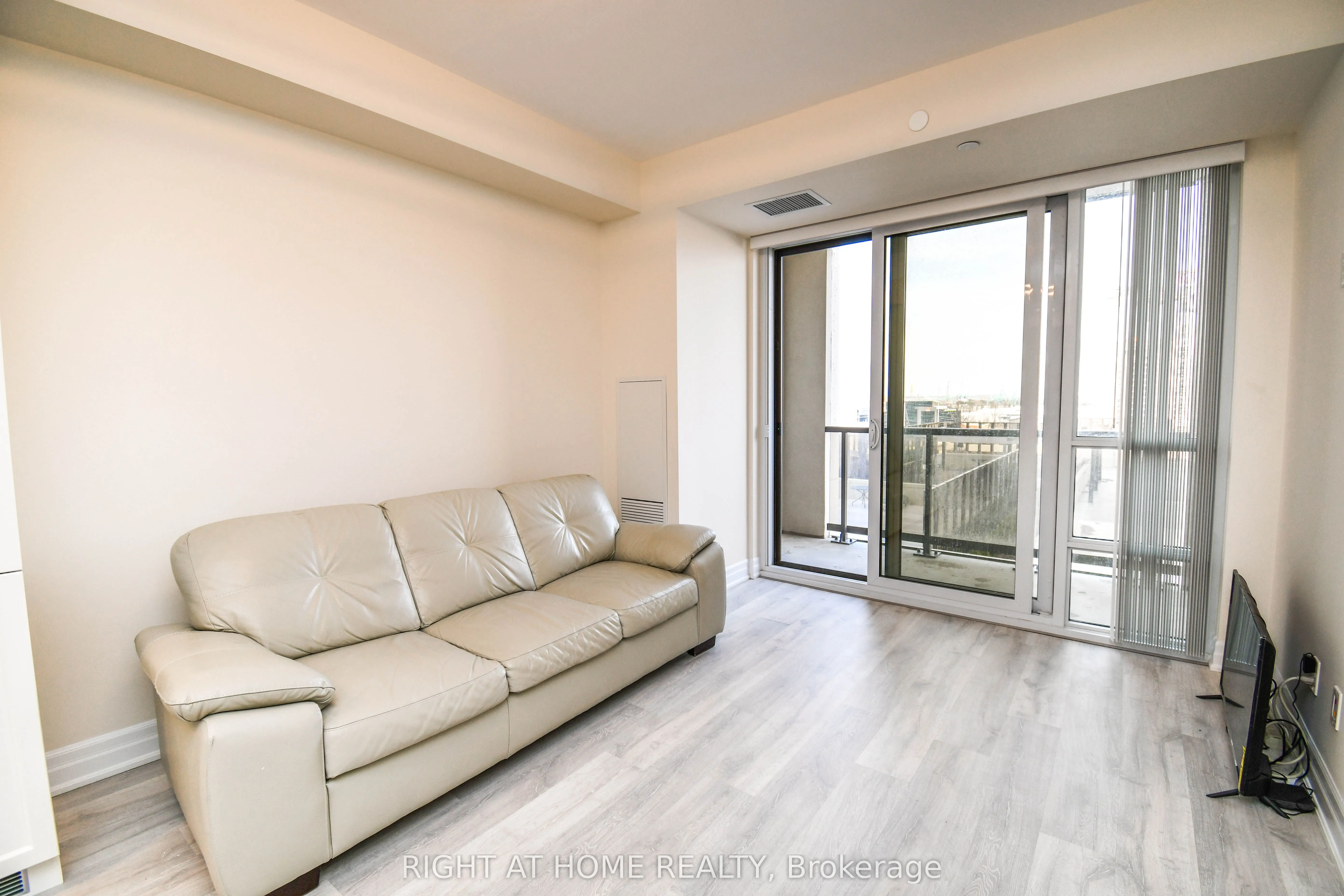 9085 Jane Street, #811