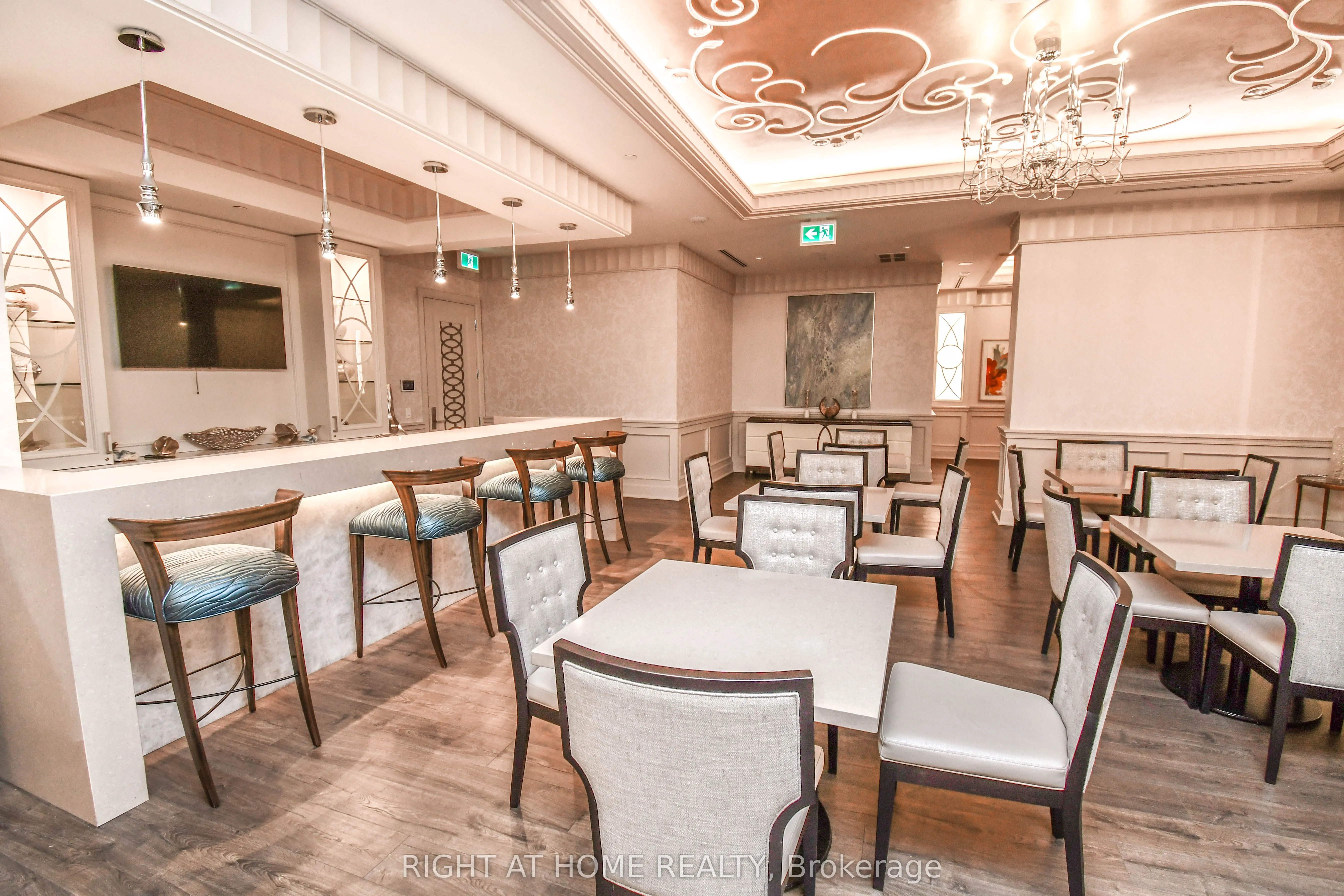 9085 Jane Street, #811