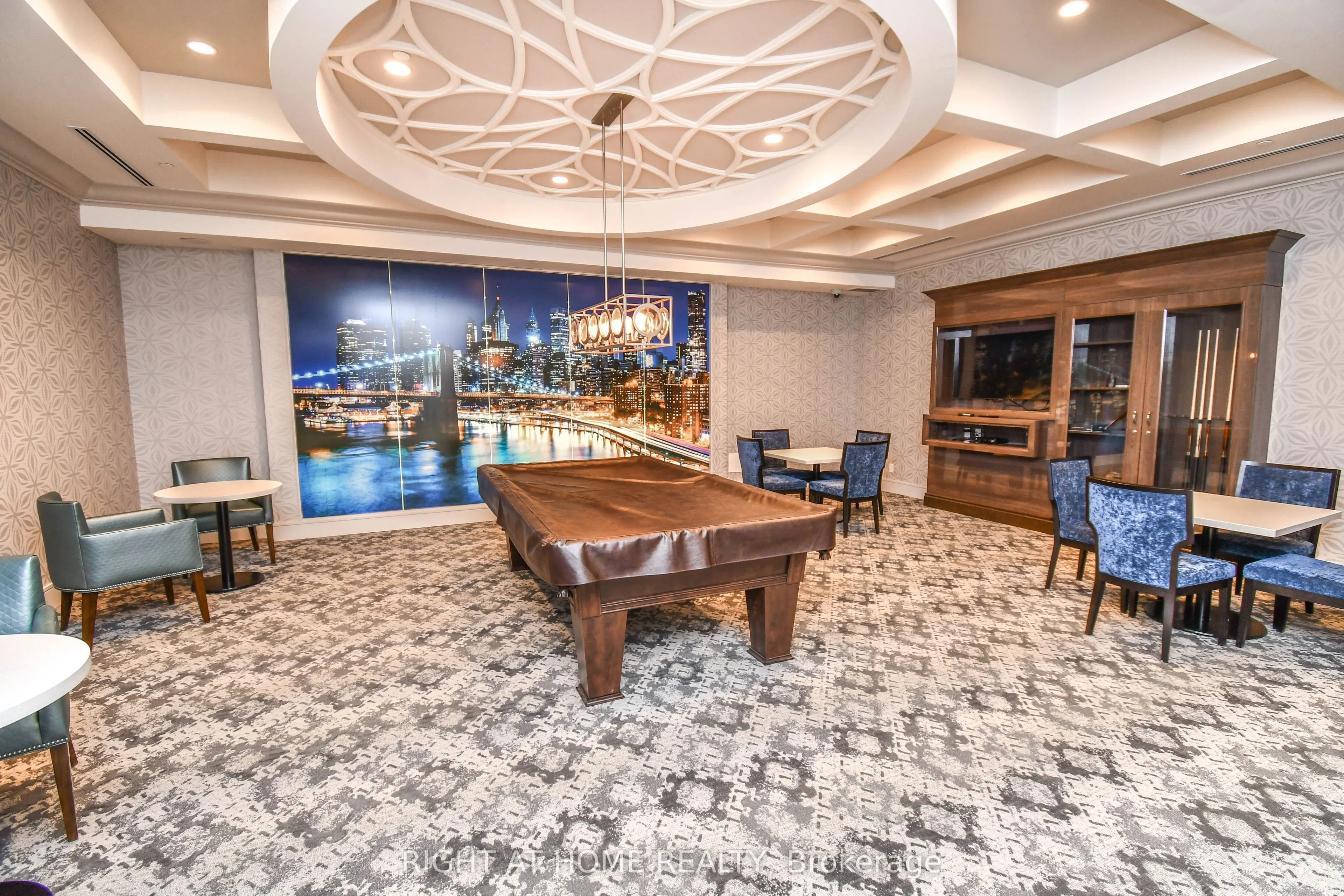 9085 Jane Street, #811