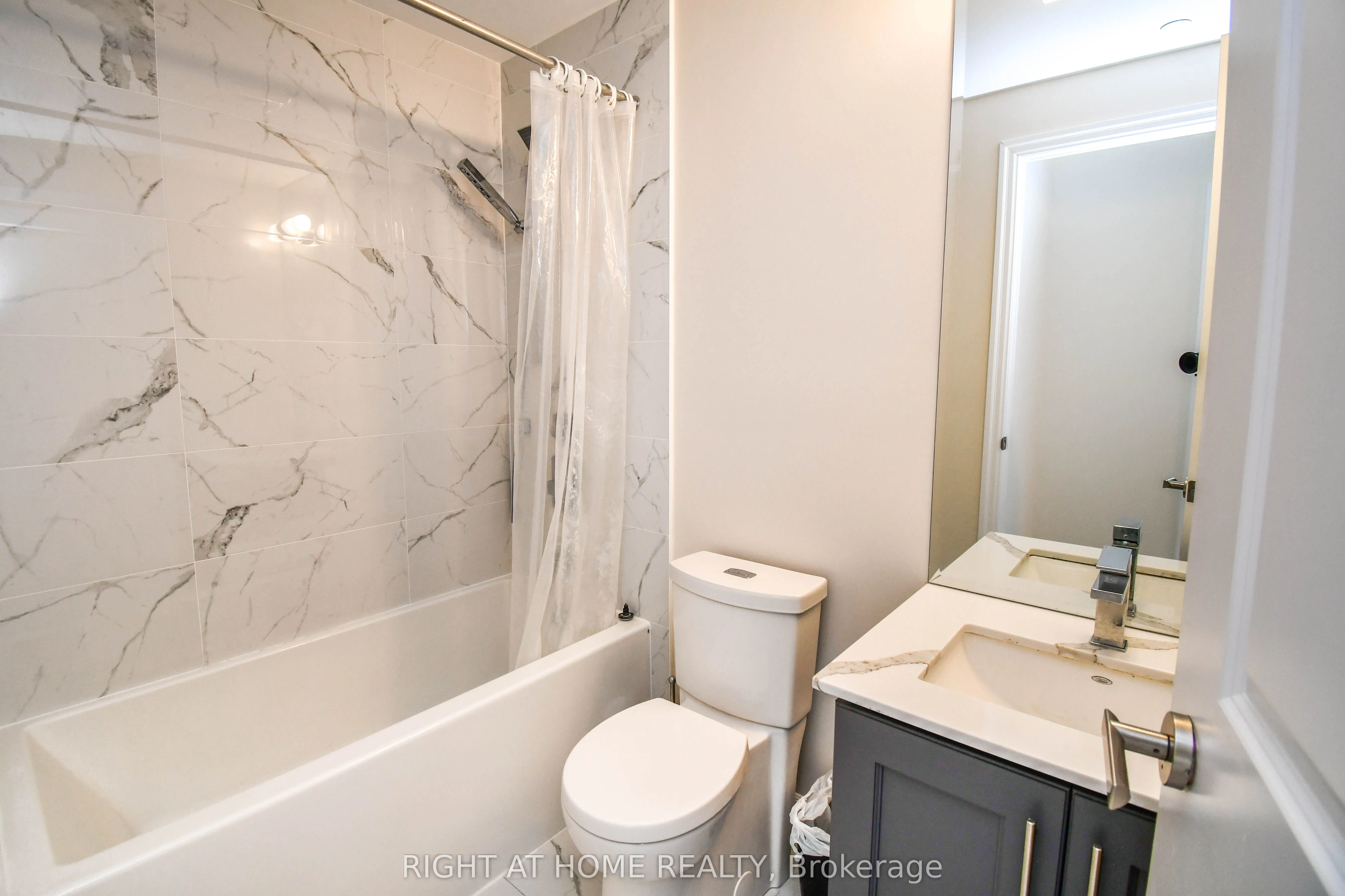9085 Jane Street, #811