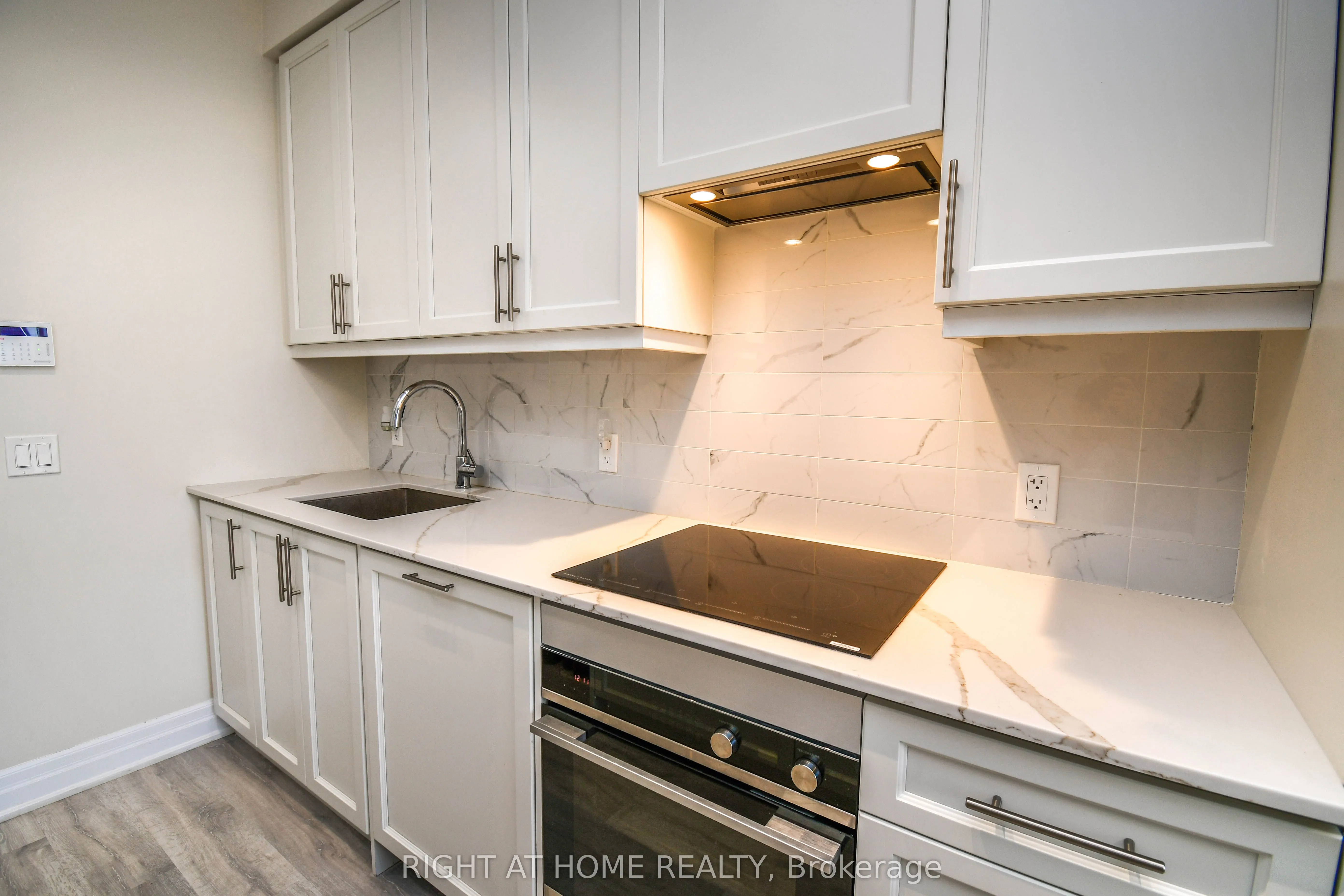9085 Jane Street, #811