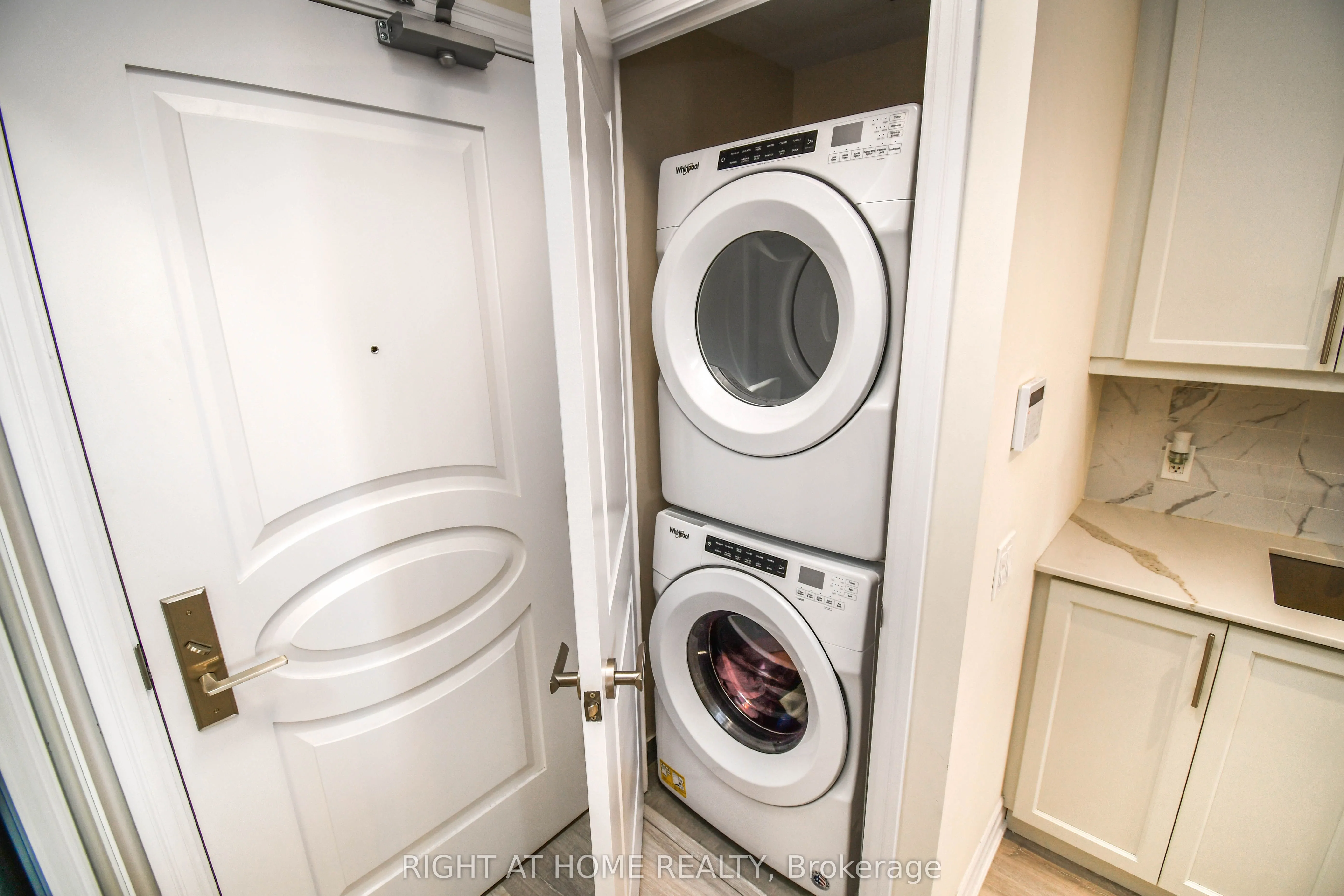 9085 Jane Street, #811