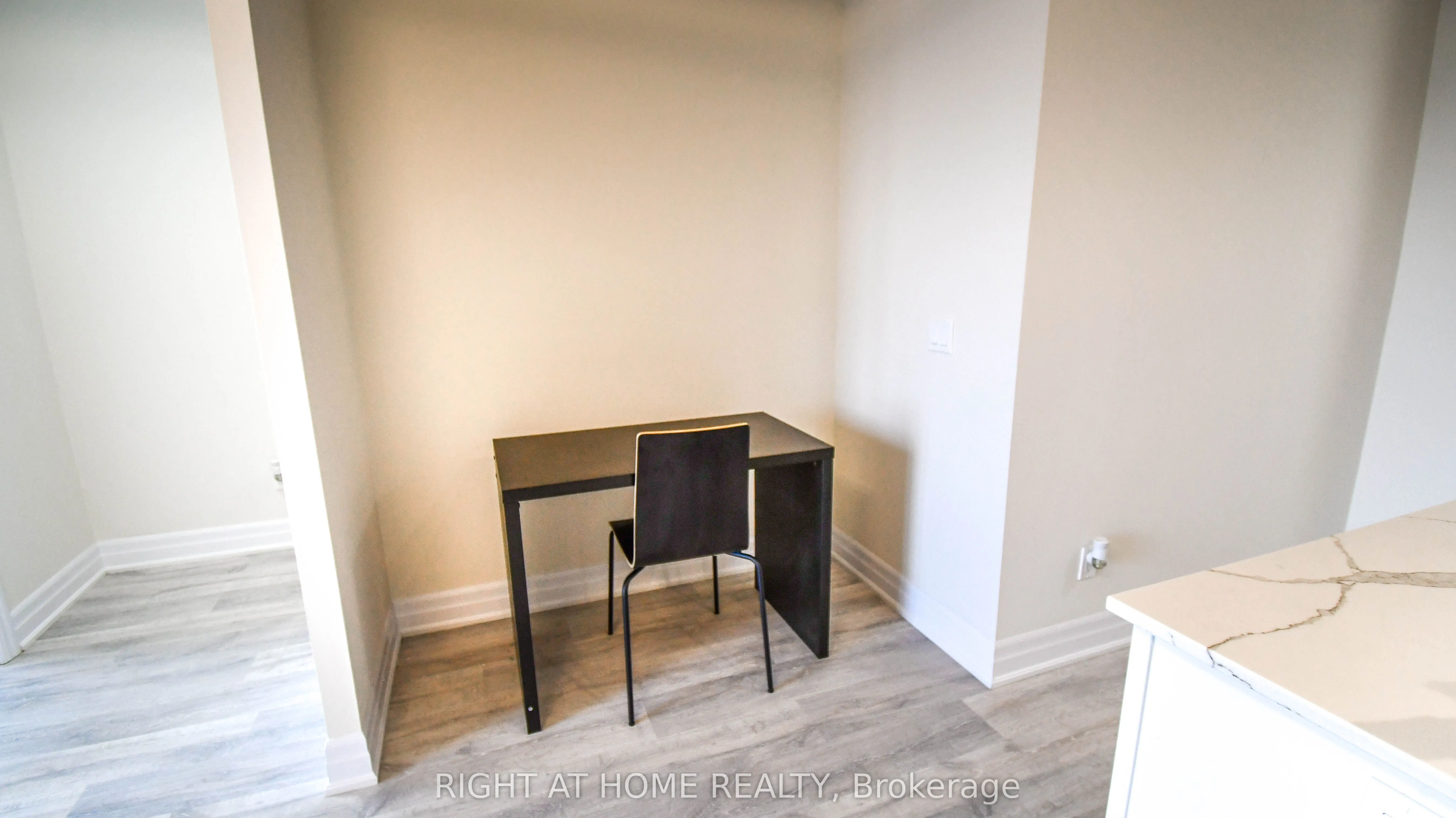 9085 Jane Street, #811