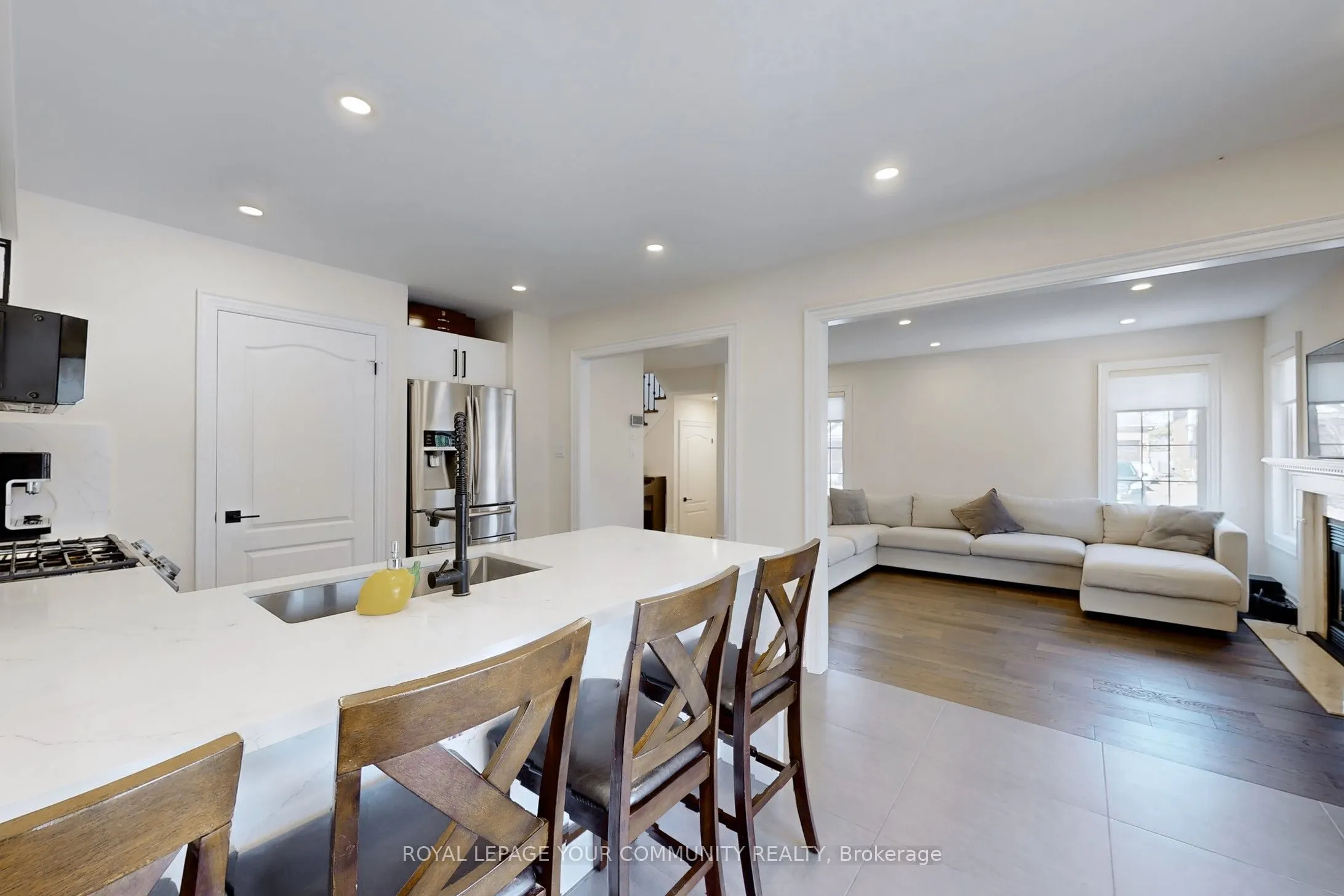 861 Oaktree Crescent
