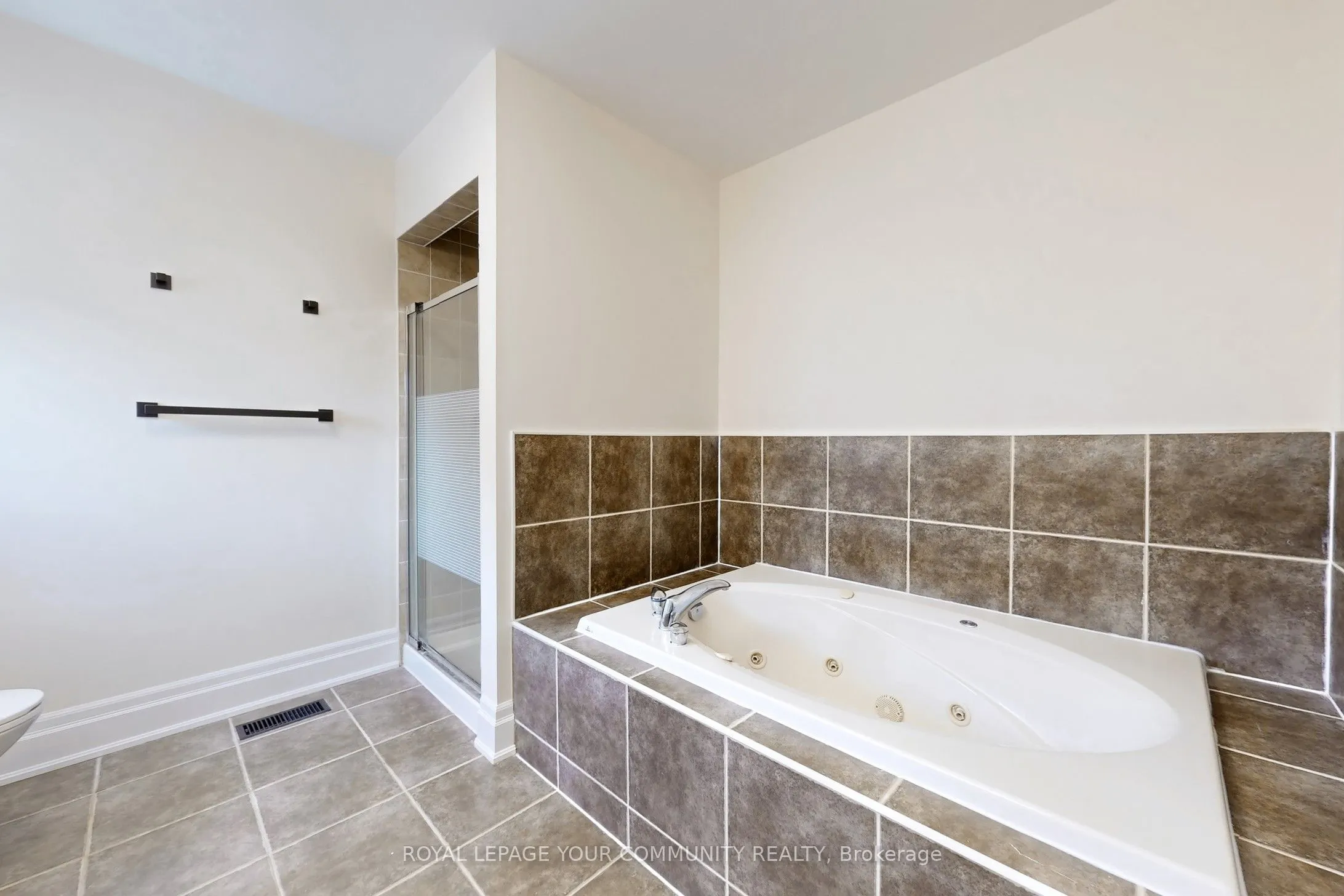 861 Oaktree Crescent