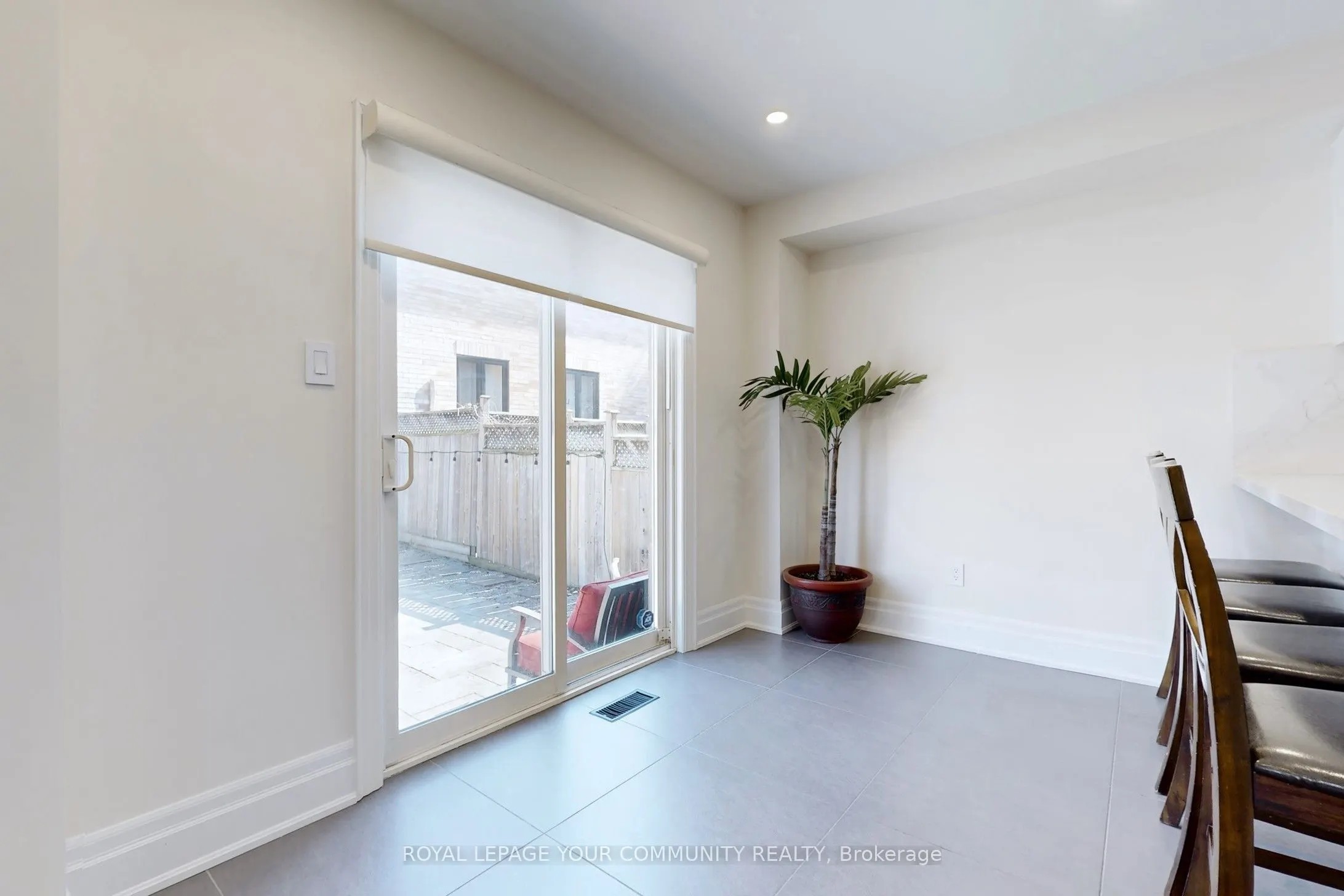 861 Oaktree Crescent