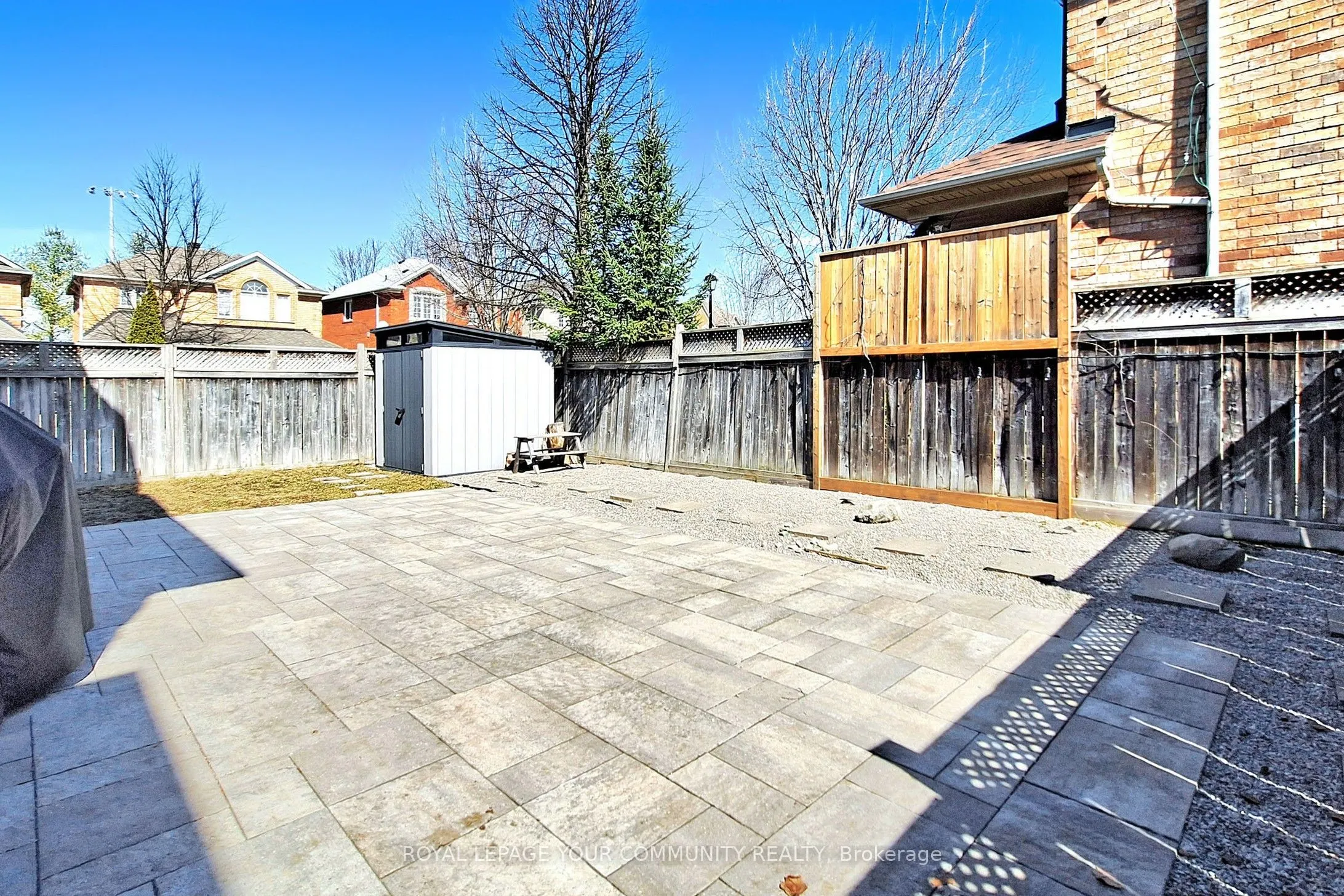 861 Oaktree Crescent