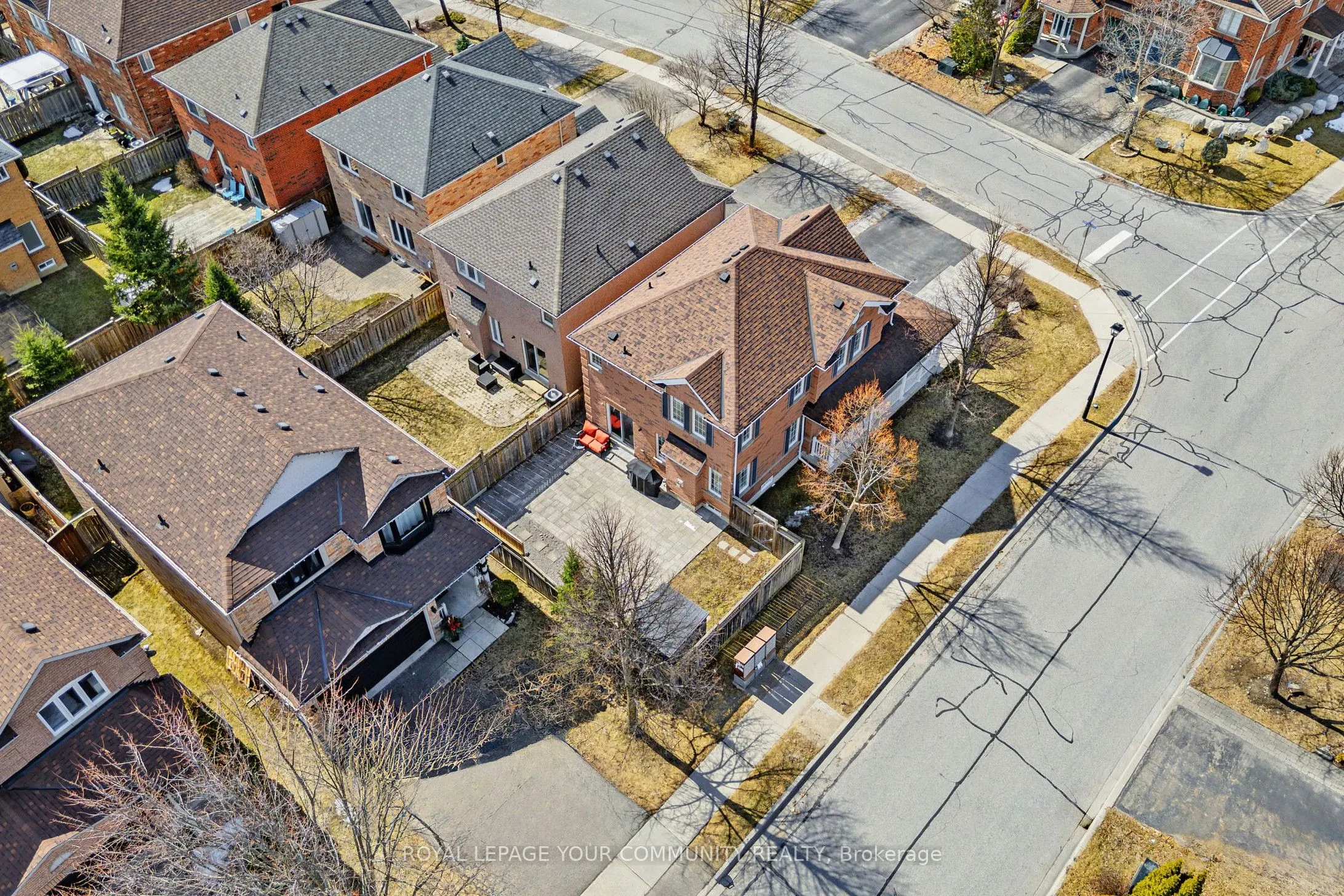861 Oaktree Crescent