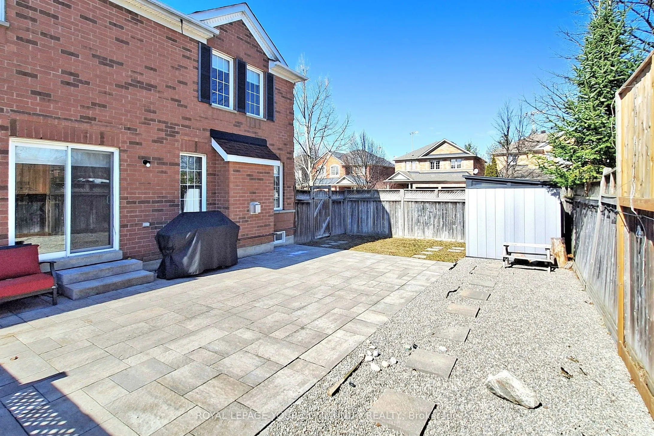 861 Oaktree Crescent