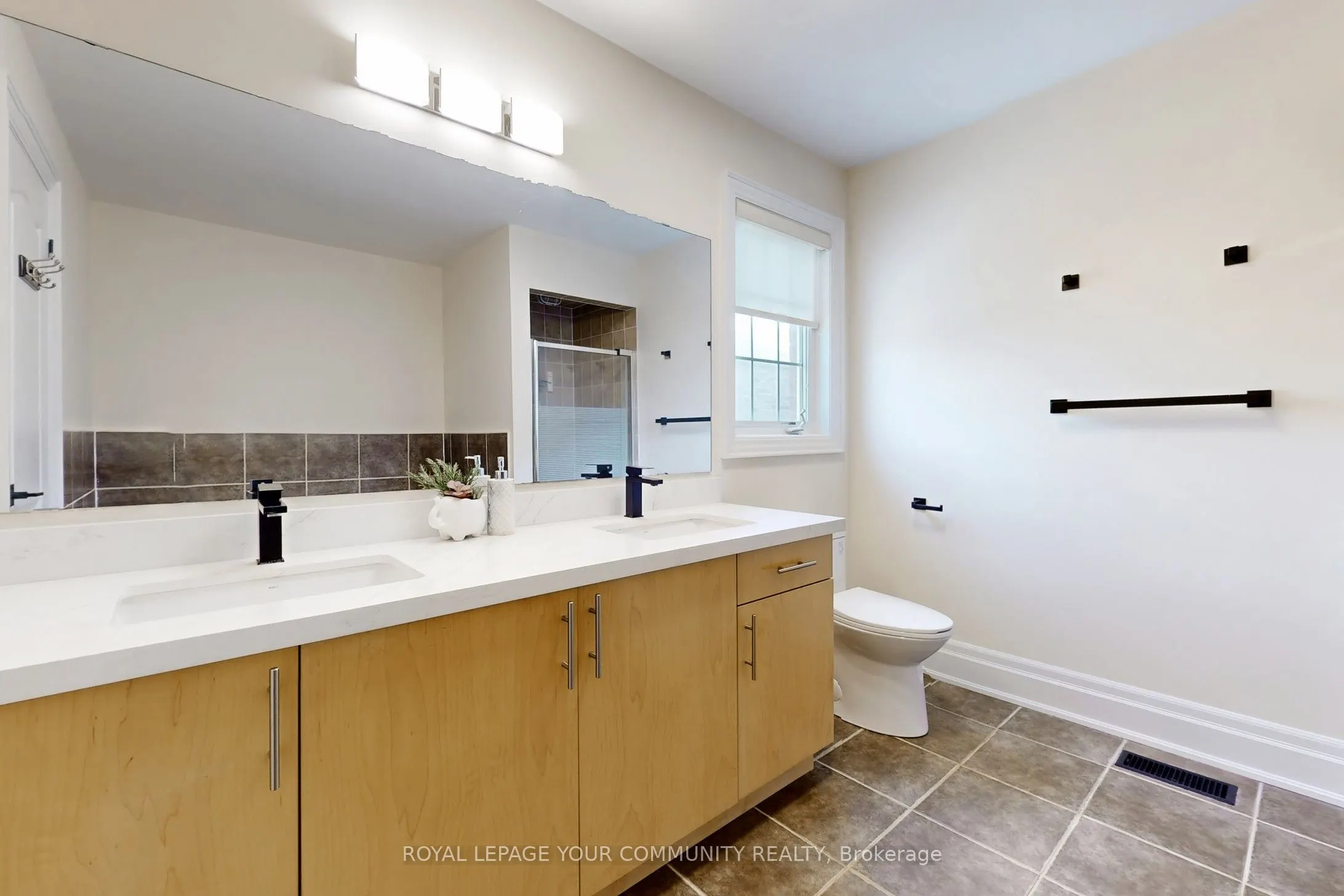 861 Oaktree Crescent