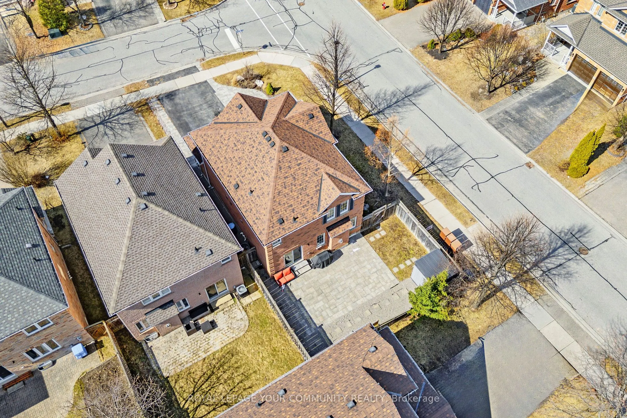 861 Oaktree Crescent