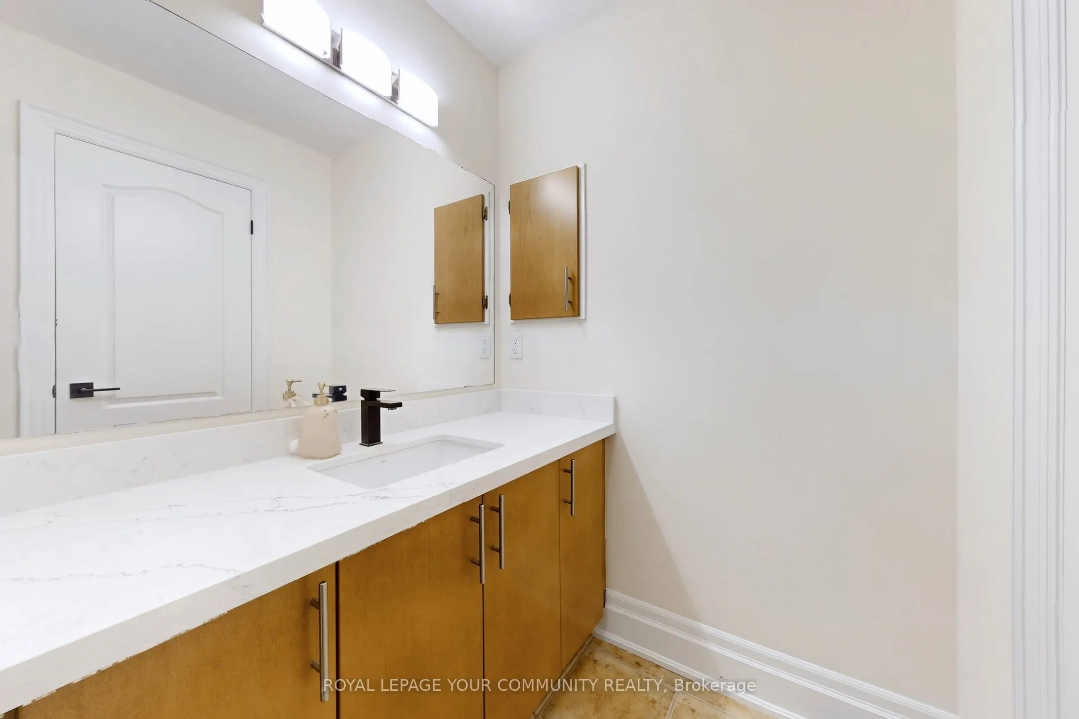 861 Oaktree Crescent