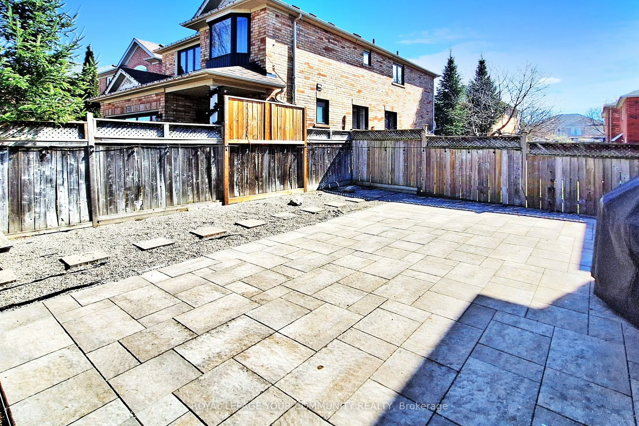 861 Oaktree Crescent